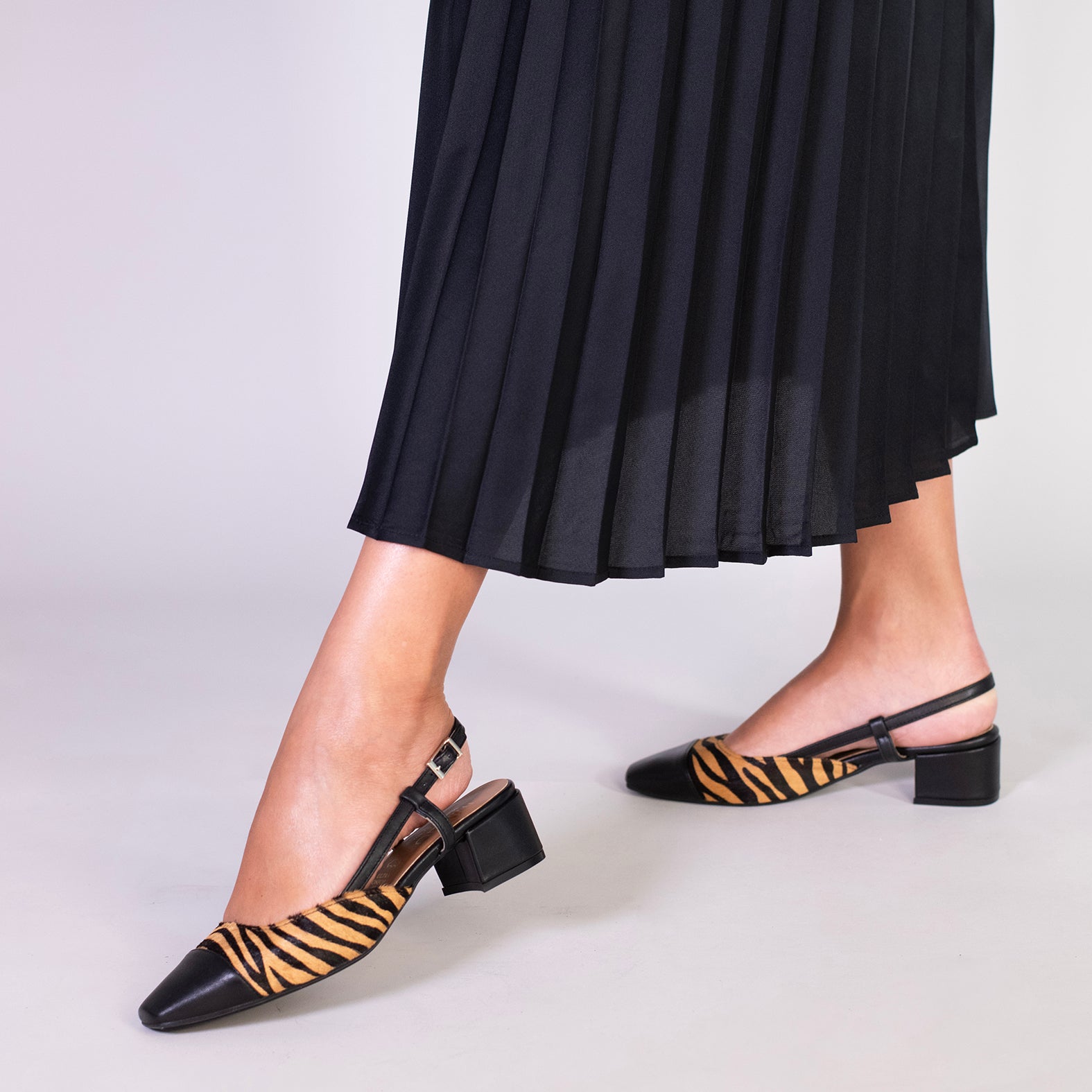AUDREY - Manoletinas destalonadas Bicolor con tacón CEBRA NEGRO - miMaO ®