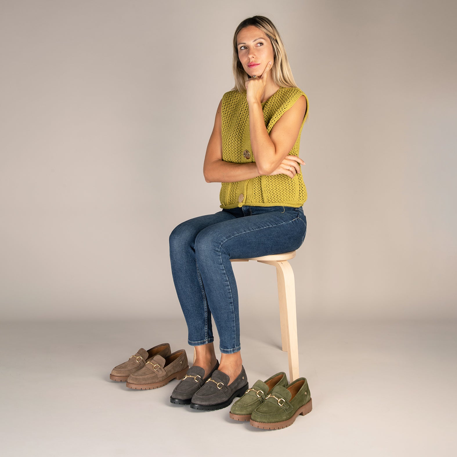 TREVILLA - Mocasín GRIS con aplique metálico - miMaO ®