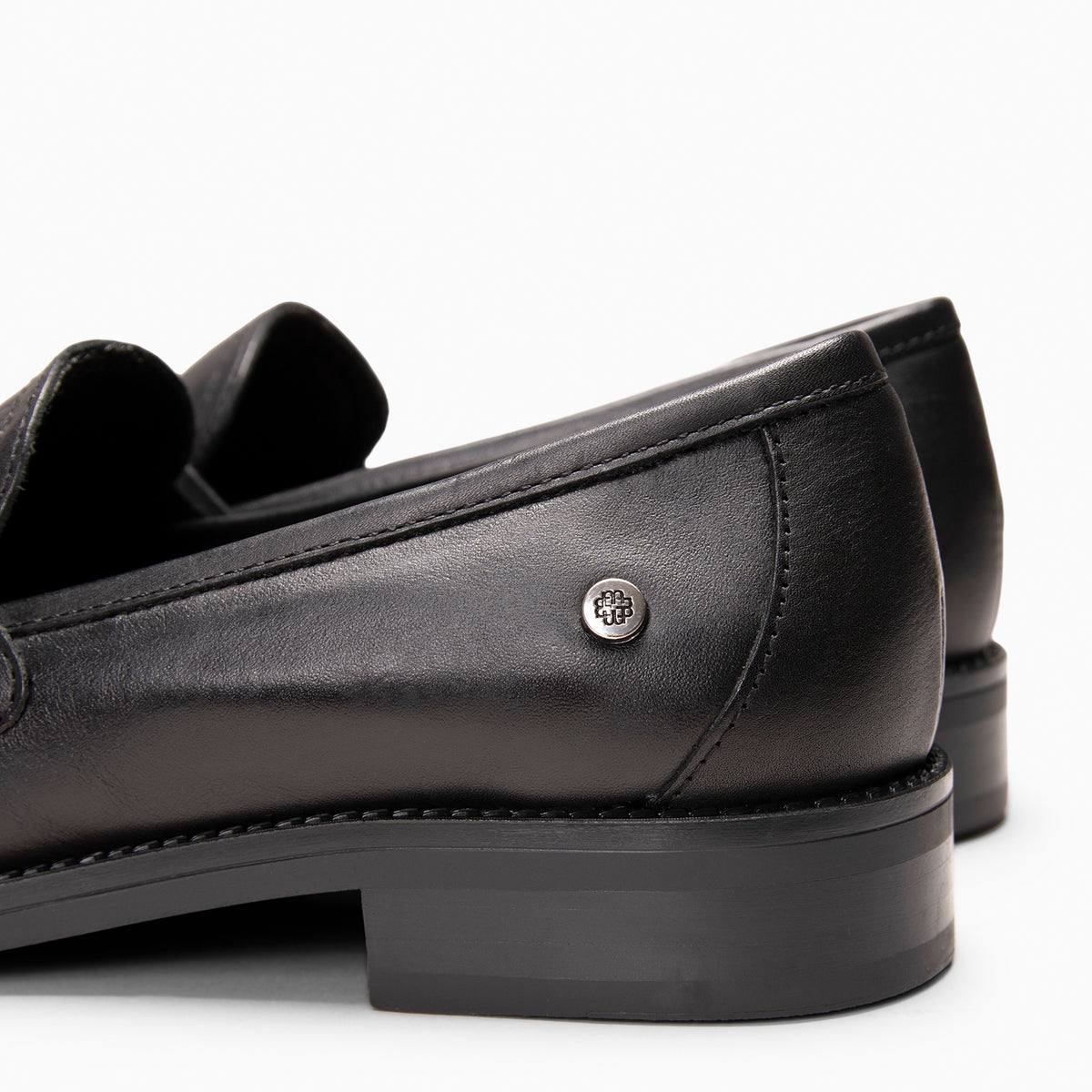 NARA - Mocasín de piel con borlas NEGRO