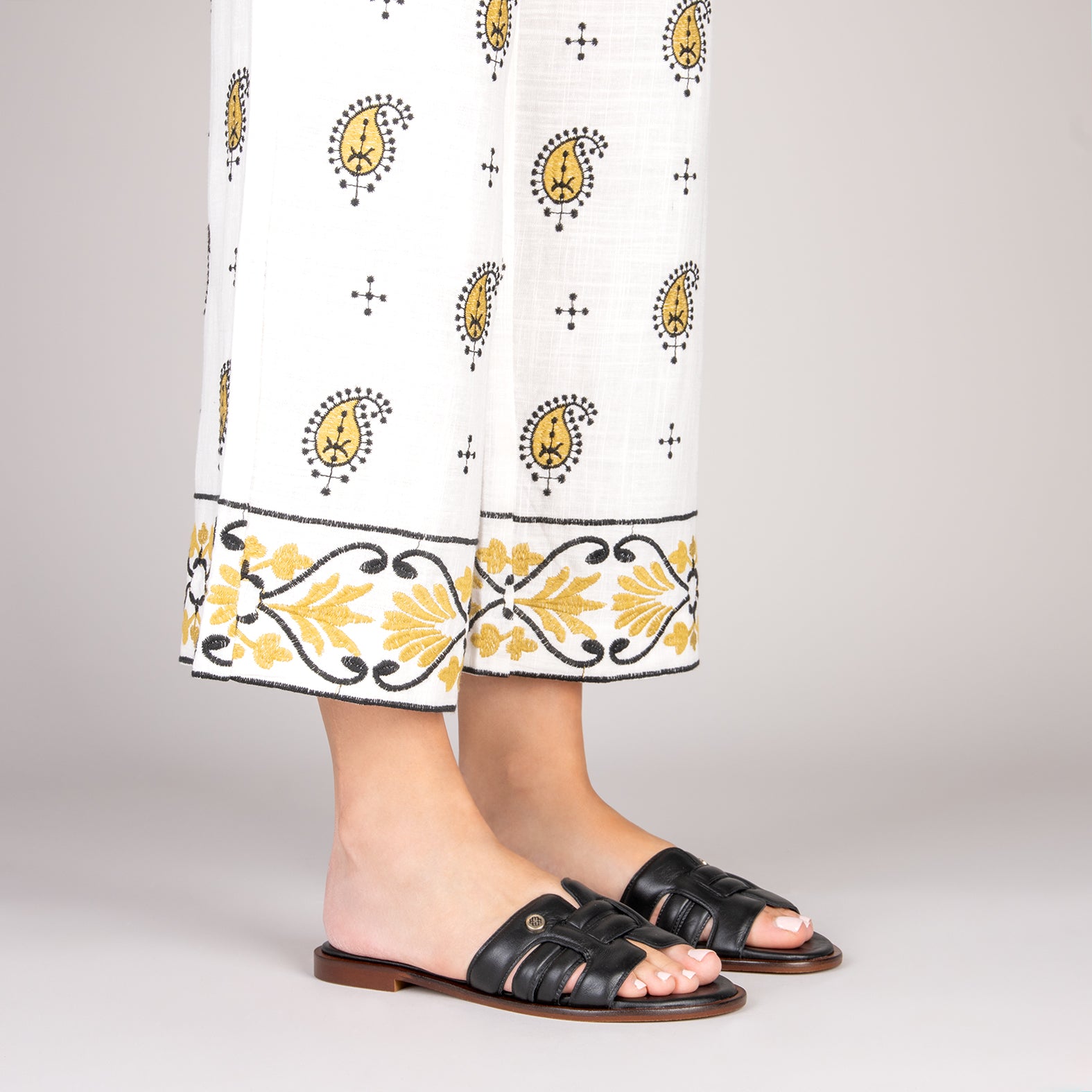 MENFIS – BLACK Flat Sandals