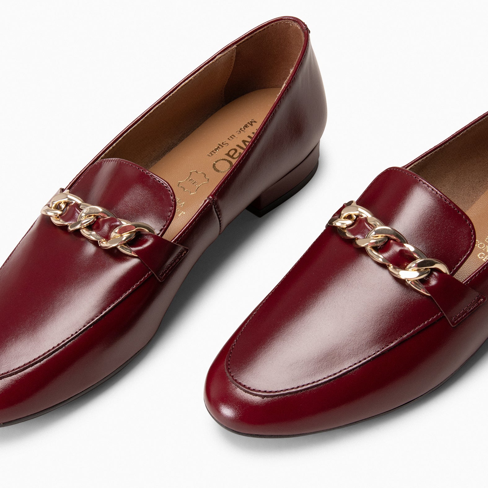 CHAIN - Mocasines planos con adorno metalizado BURDEOS - miMaO ®