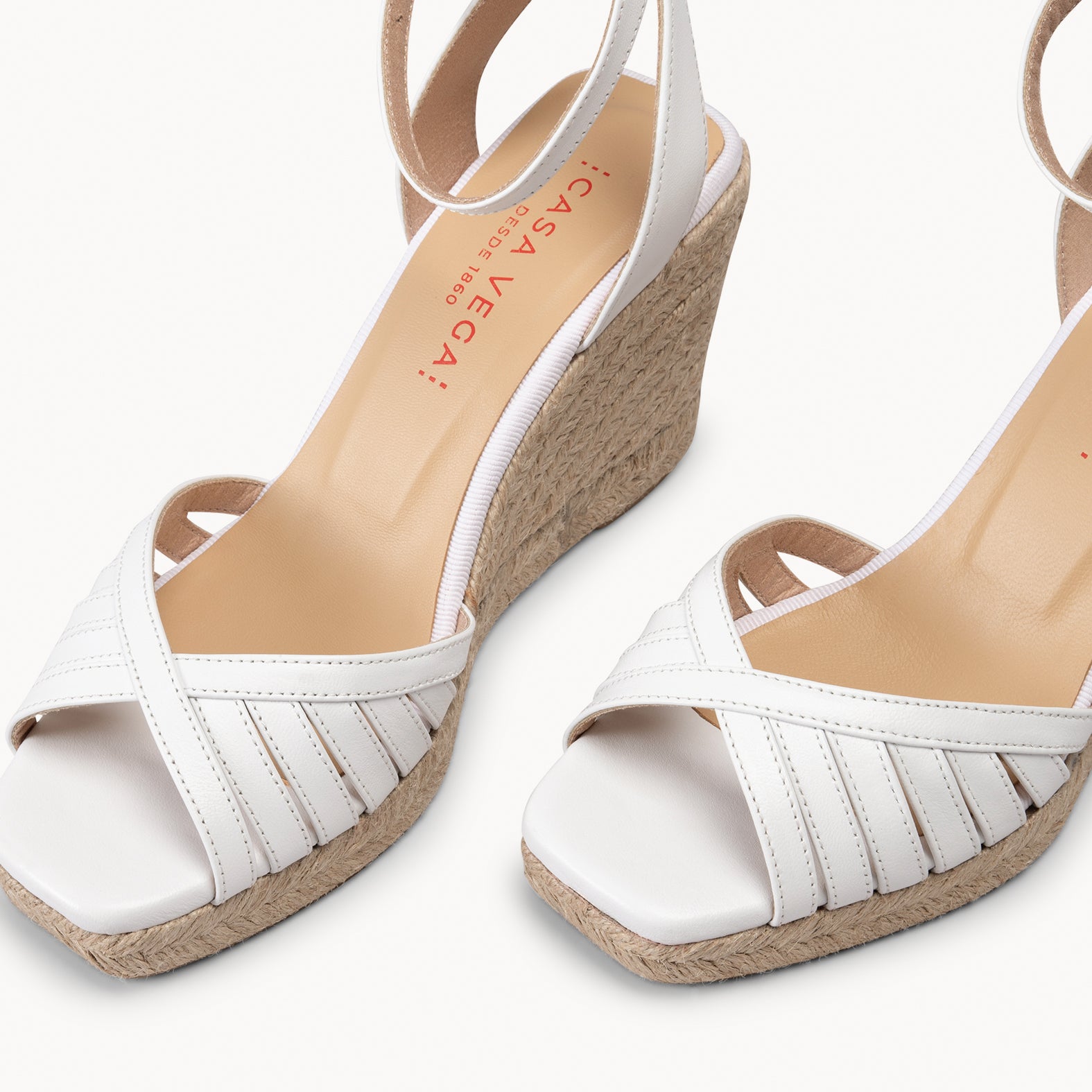 ISABEL - SANDALIAS BLANCAS DE TIRAS CRUZADAS CON CUÑA