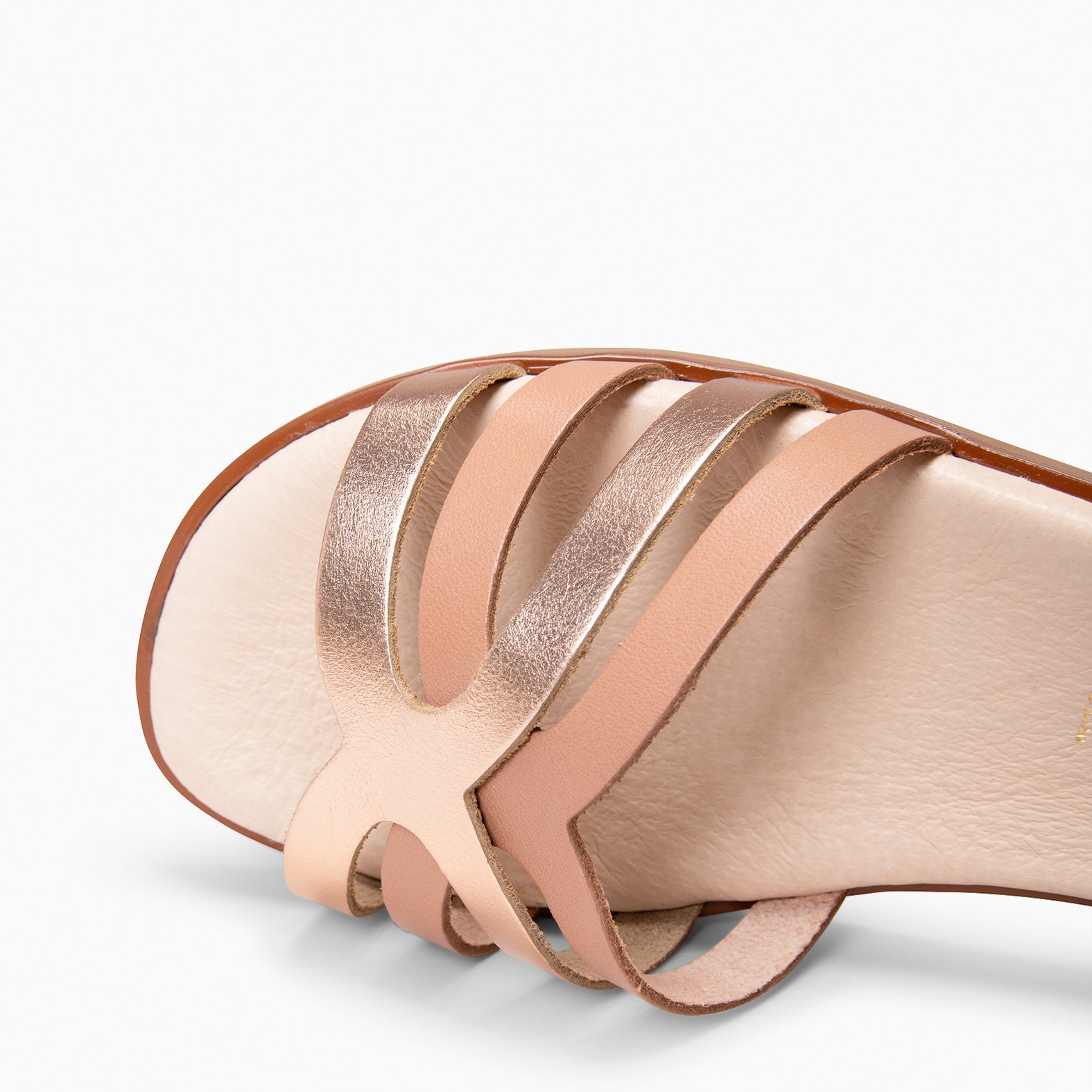 BELISA - Sandalia plana de piel de vaquetilla en NUDE ORO ROSA - miMaO ®