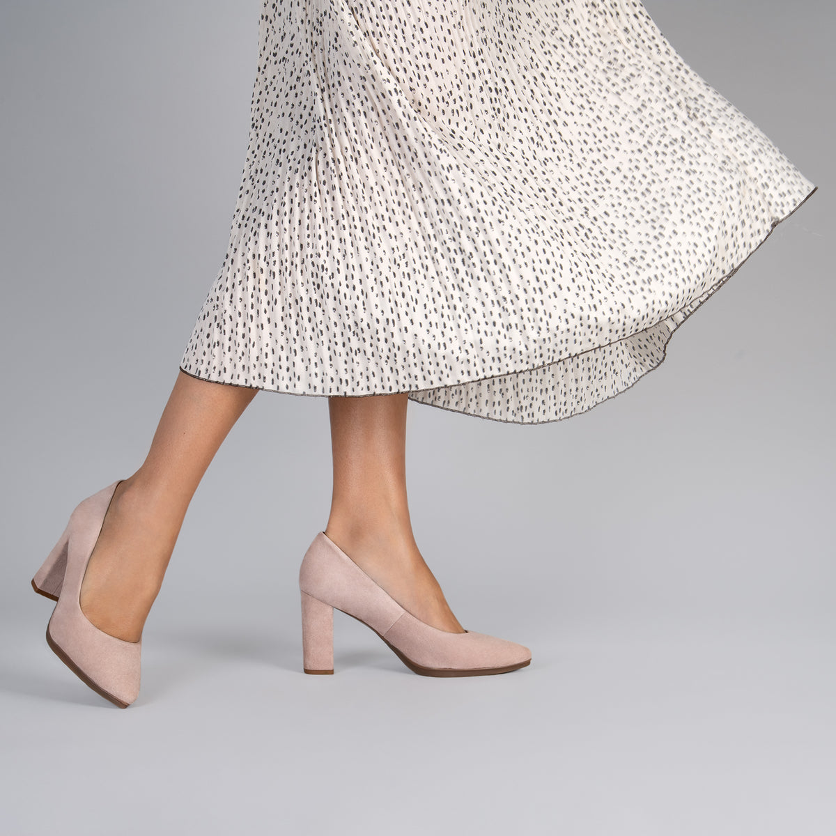URBAN – Zapatos de tacón alto de ante NUDE