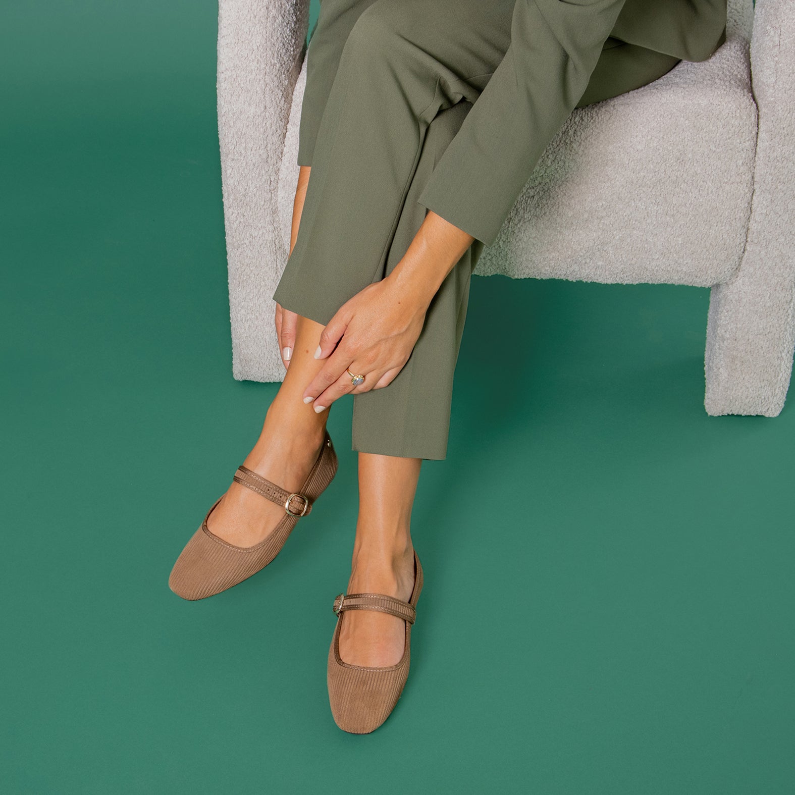 LARA - Merceditas con tira de serraje efecto pana TAUPE - miMaO ®