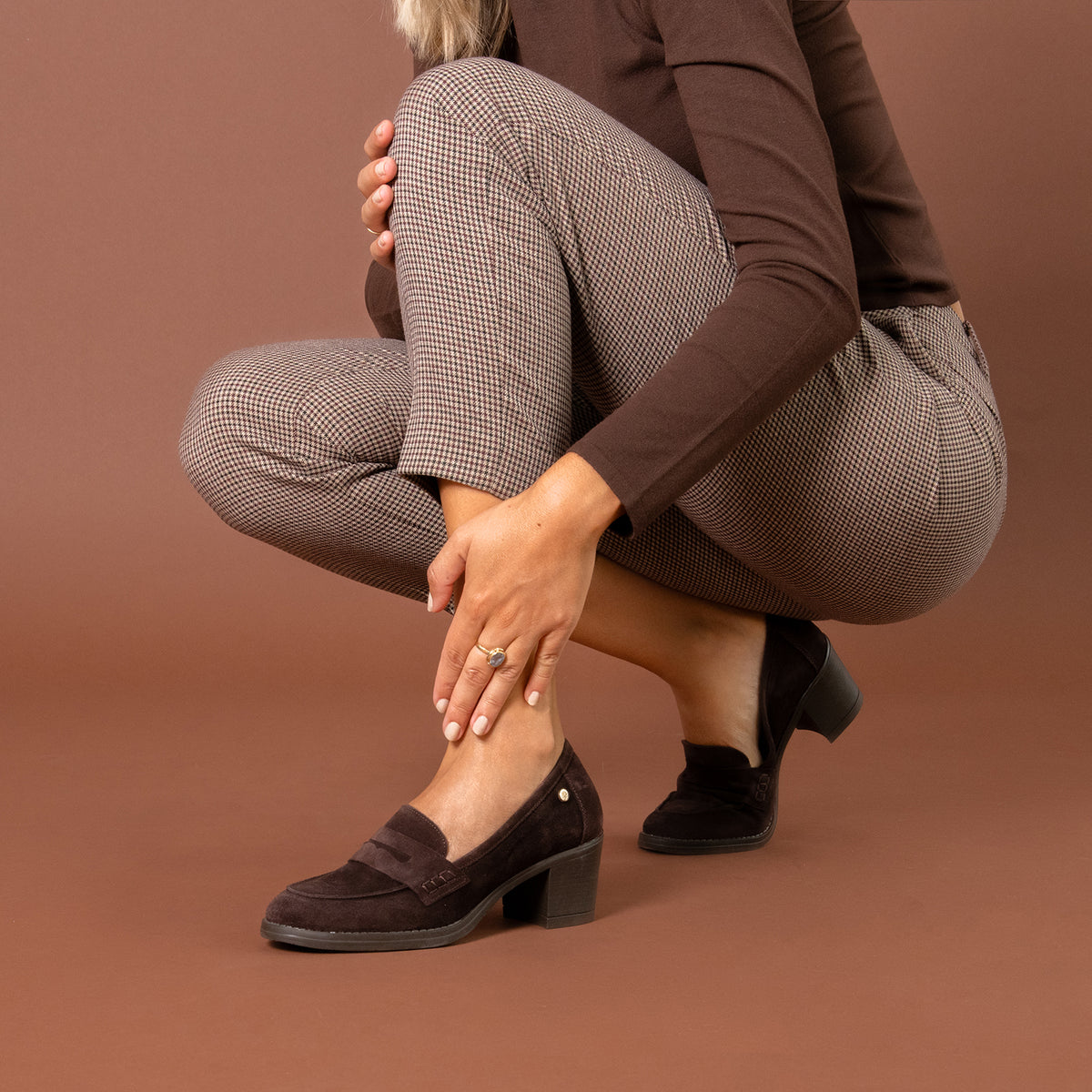 LATTÉ - BRUIN Mocassin van suède met hak