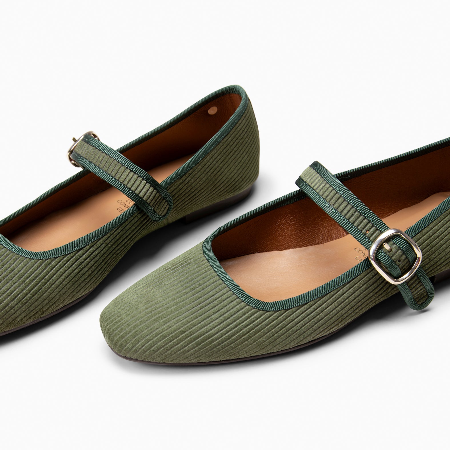 LARA - Merceditas con tira de serraje efecto pana VERDE - miMaO ®
