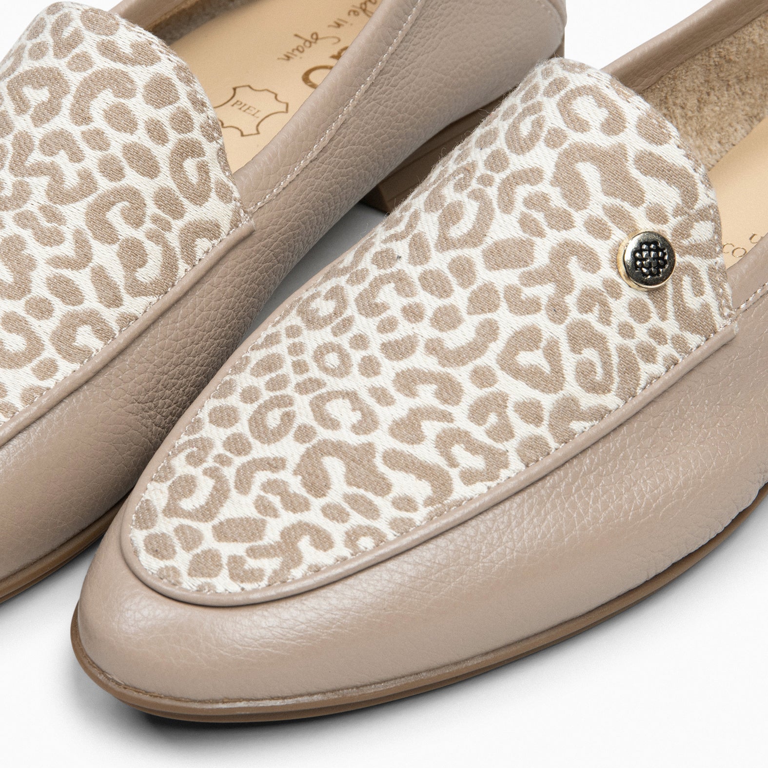 STYLE SAUVAGE - Mocasín tacón bajo TAUPE