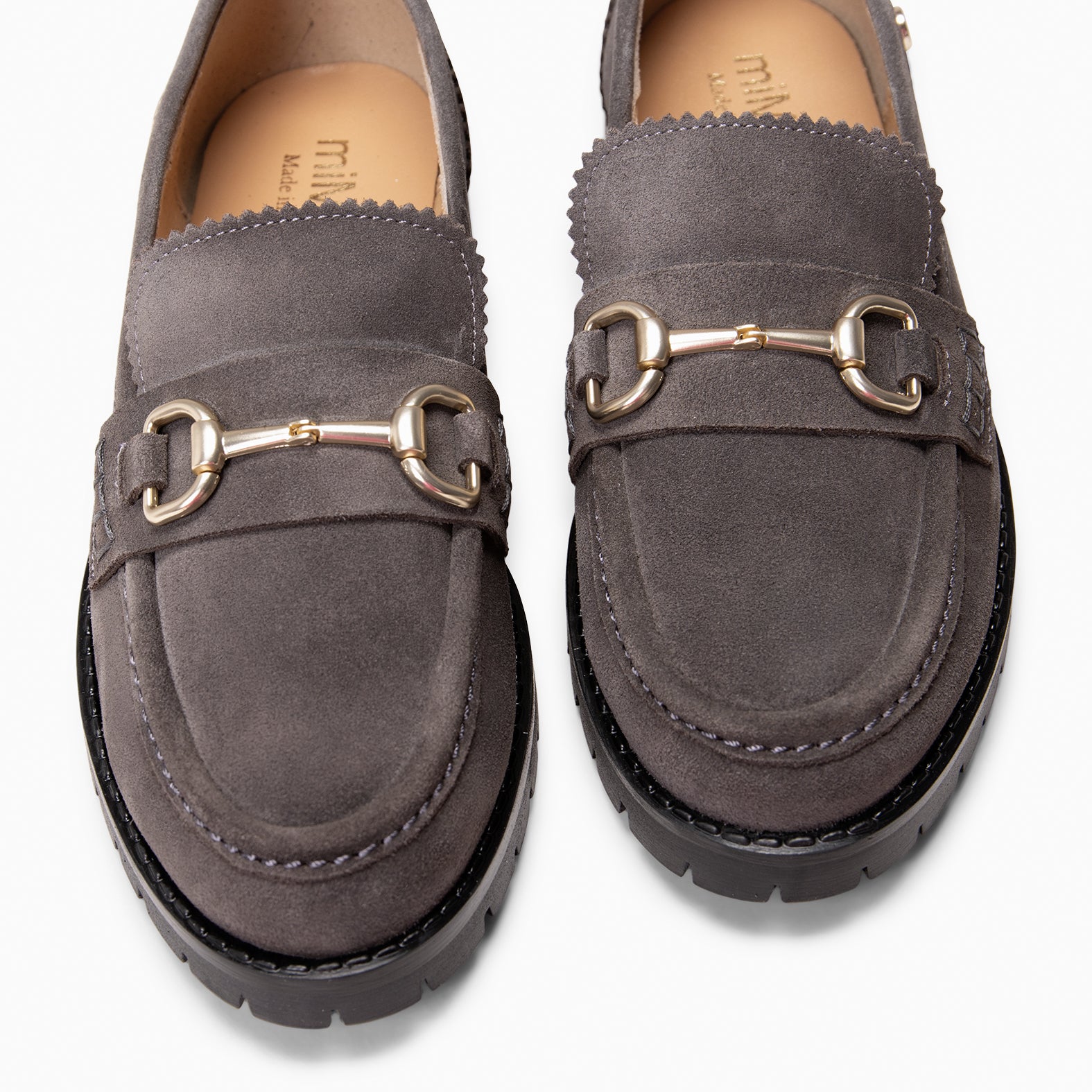 TREVILLA - Mocasín GRIS con aplique metálico - miMaO ®