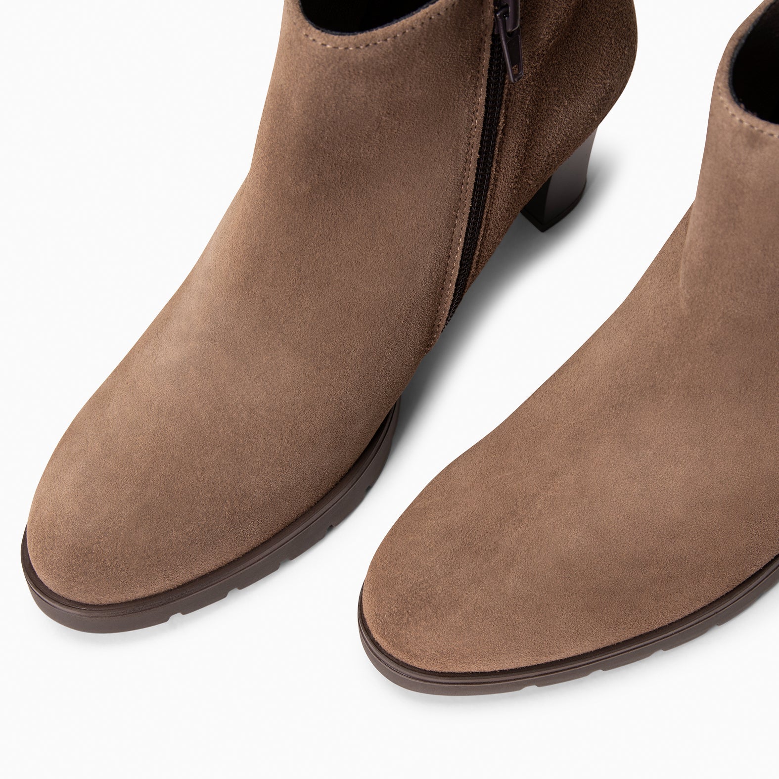 PRAGA - Botines TAUPE con tacón - miMaO ®