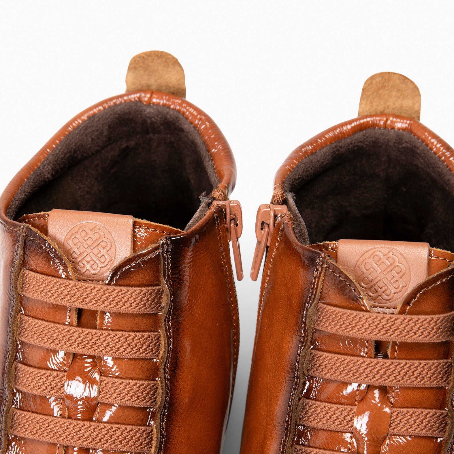 FLEXY - Zapatillas Abotinadas de charol CAMEL