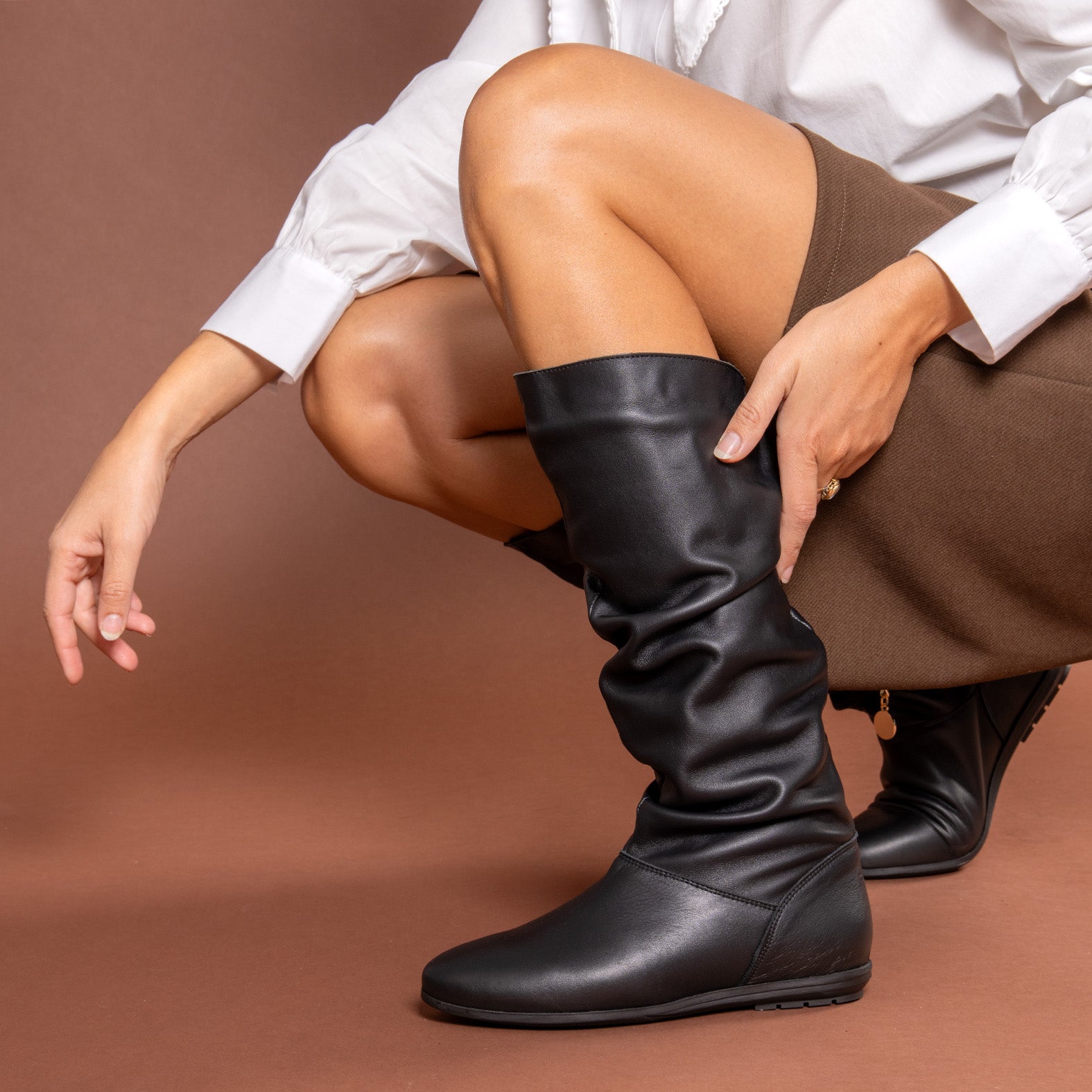 FIONA - Botas arrugadas de ante TAUPE - miMaO ®