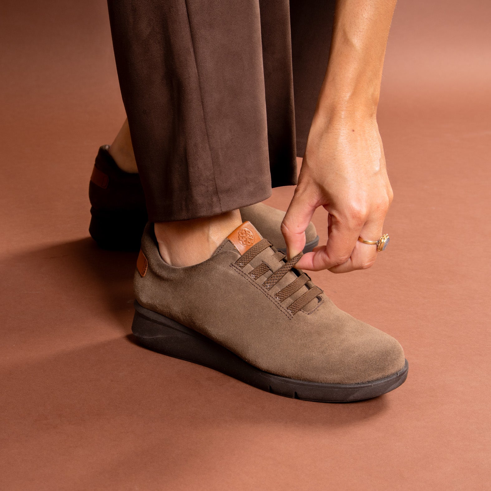 FLY - Deportivos TAUPE con cuña - miMaO ®