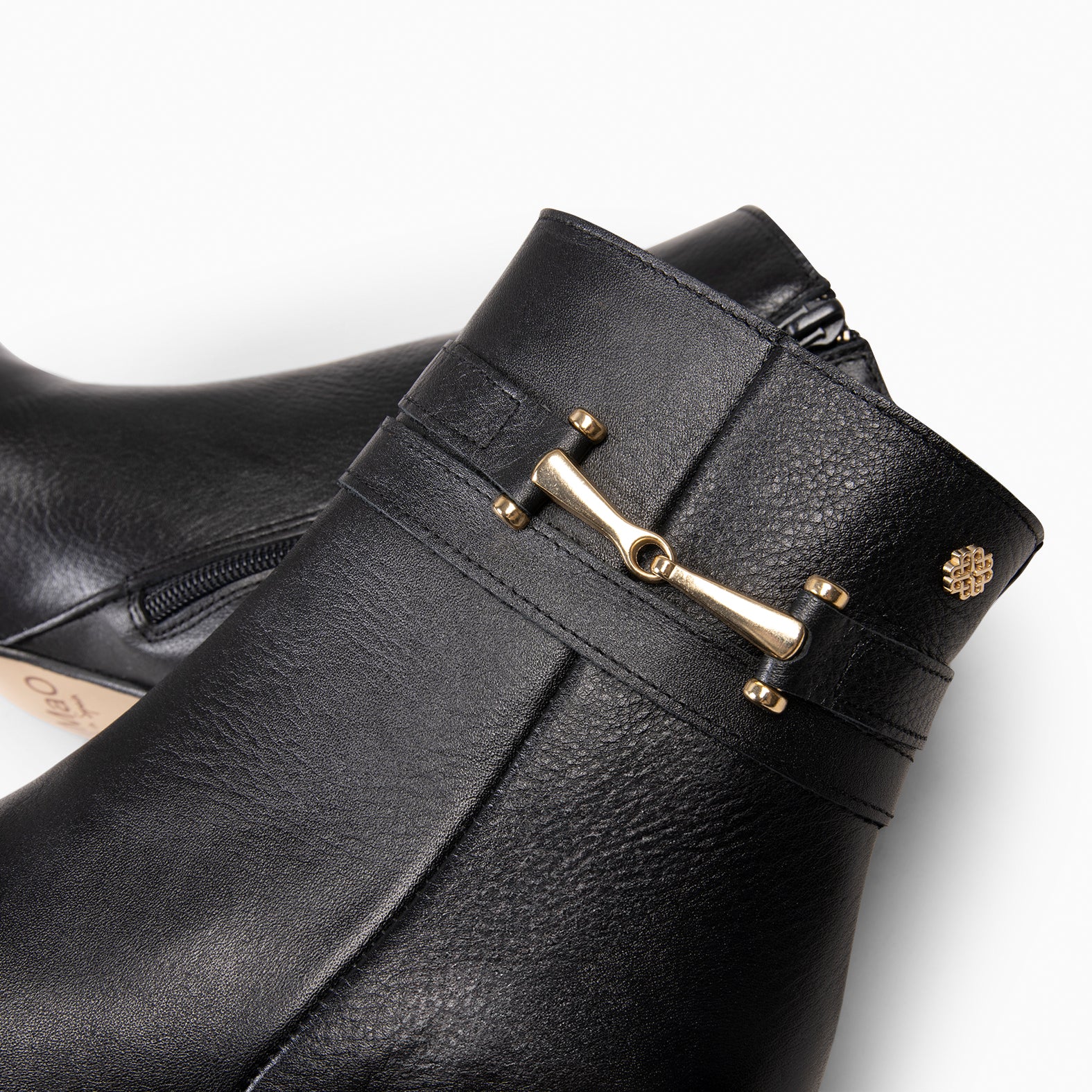 PALACE – Botin con tacón NEGRO - miMaO ®
