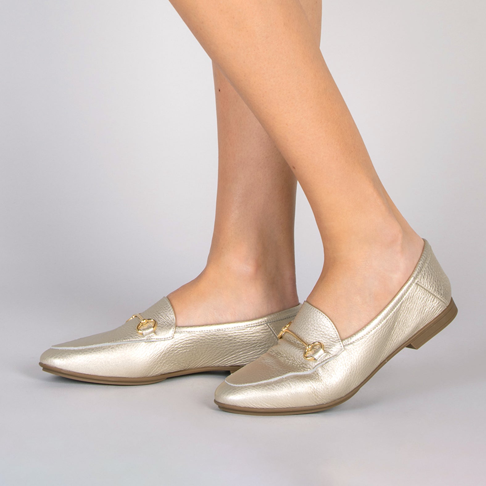 STYLE – Mocasines planos con adorno metalizado PLATINO - miMaO ®