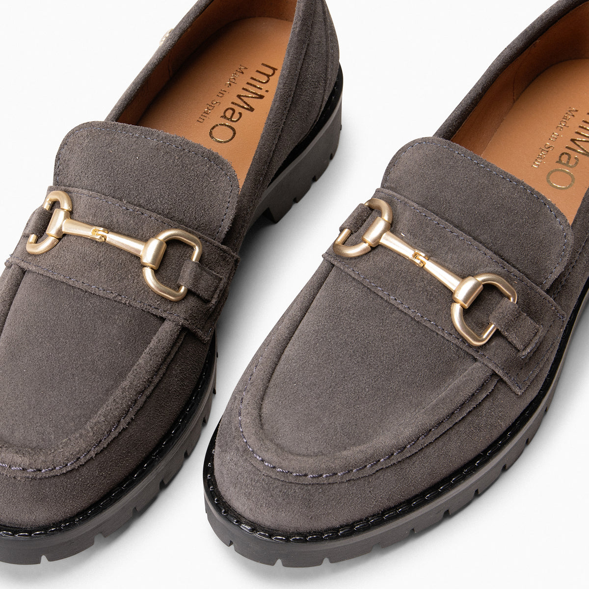 TREVILLA - Mocasín con aplique metálico GRIS - miMaO ®