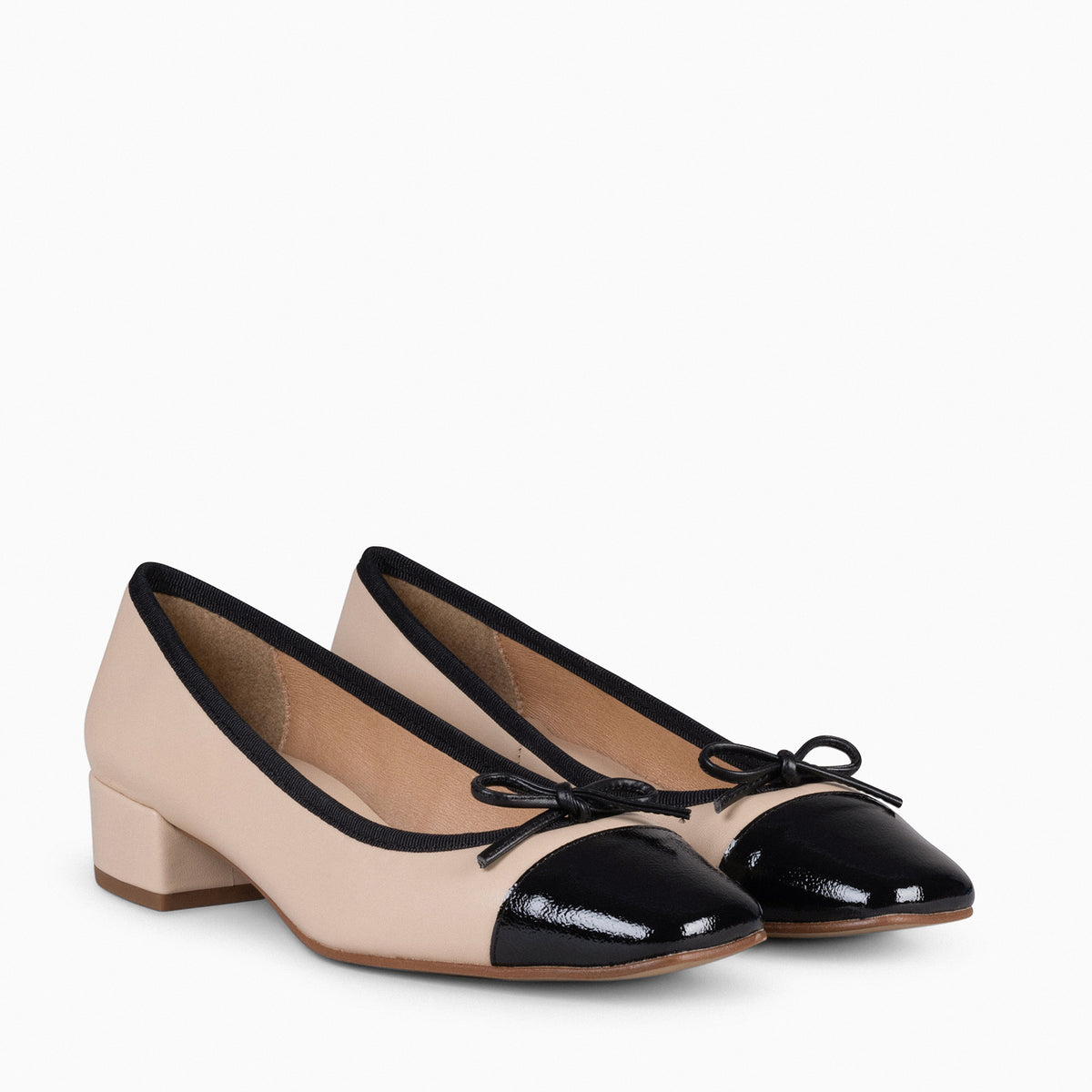 GLAMOUR – Bailarinas con tacón y puntera de charol BEIGE