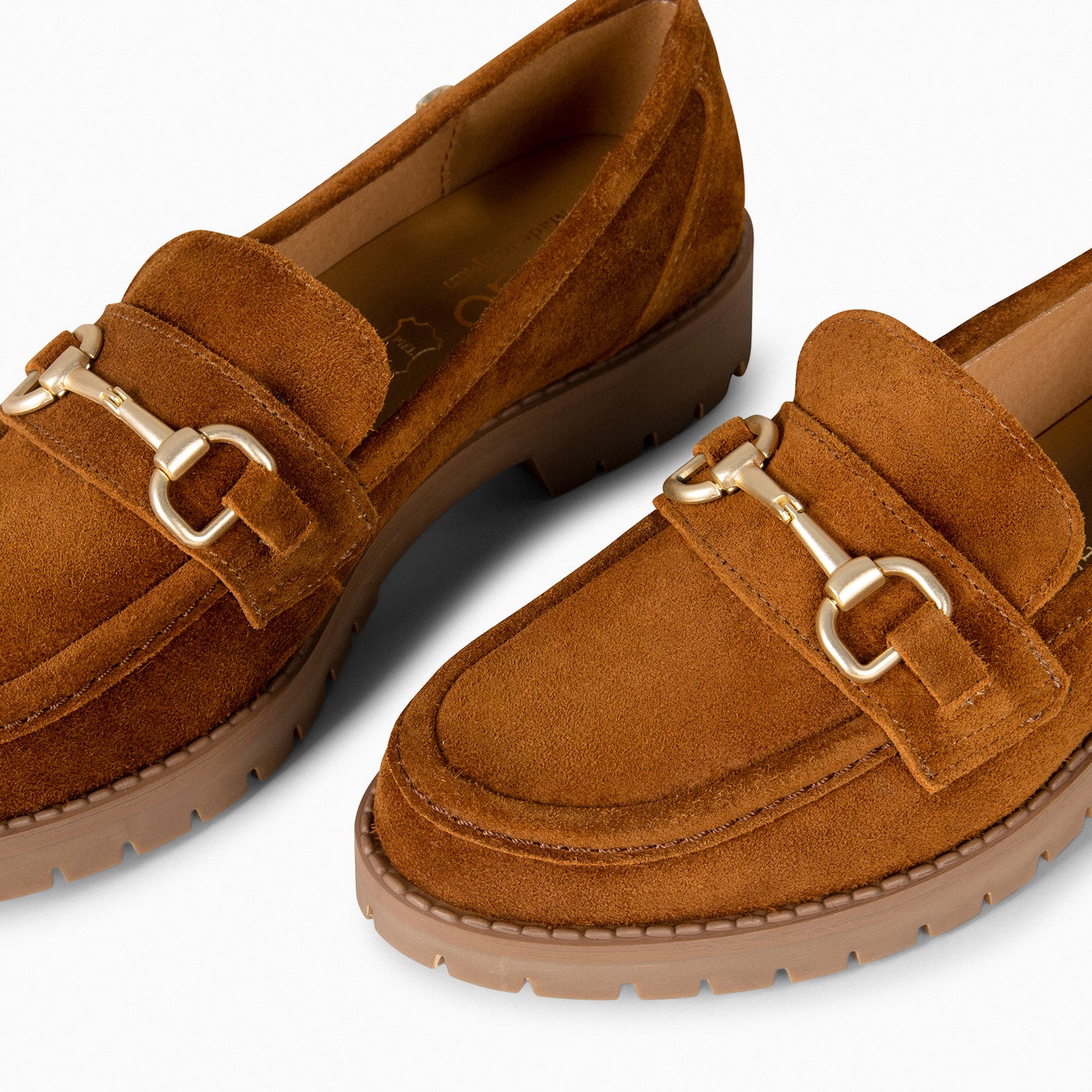 TREVILLA - Mocasín con aplique metálico CAMEL - miMaO ®