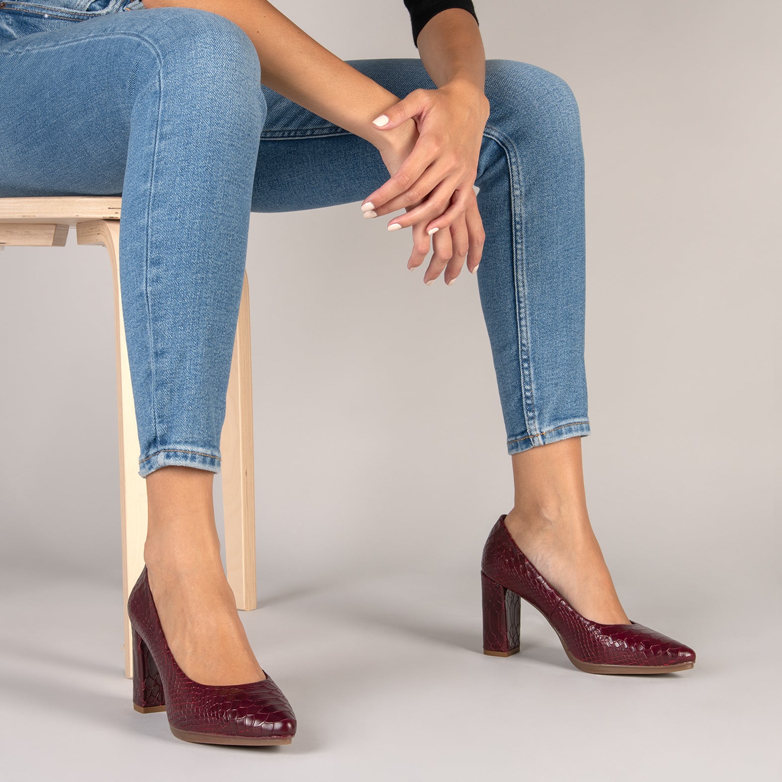 SAUVAGE - Salones de piel textura serpiente GRANATE - miMaO ®