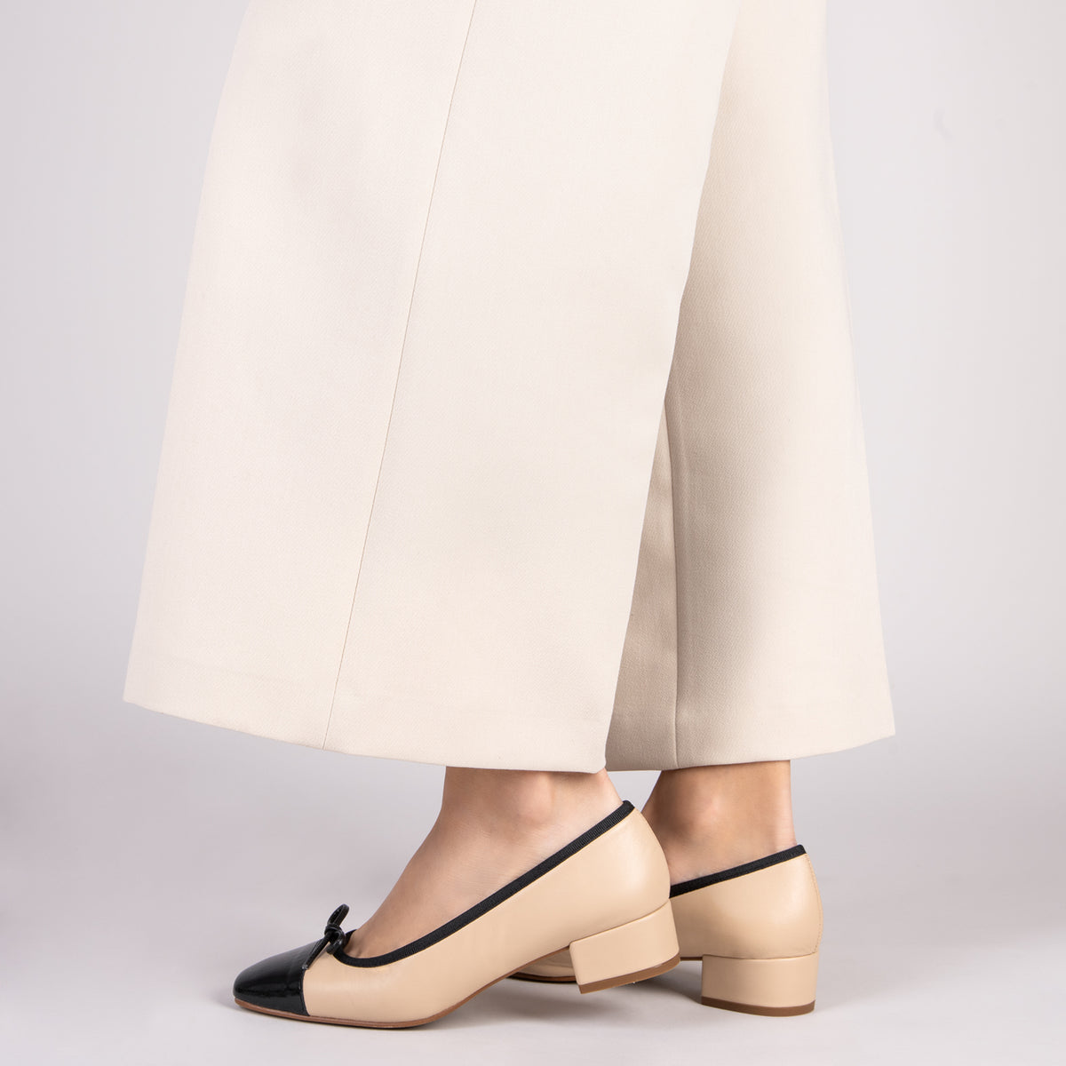 GLAMOUR – Bailarinas con tacón y puntera de charol BEIGE