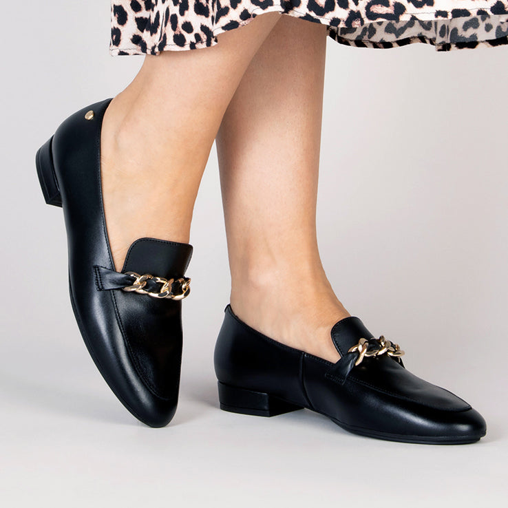CHAIN - Mocasines planos con adorno metalizado NEGRO - miMaO ®