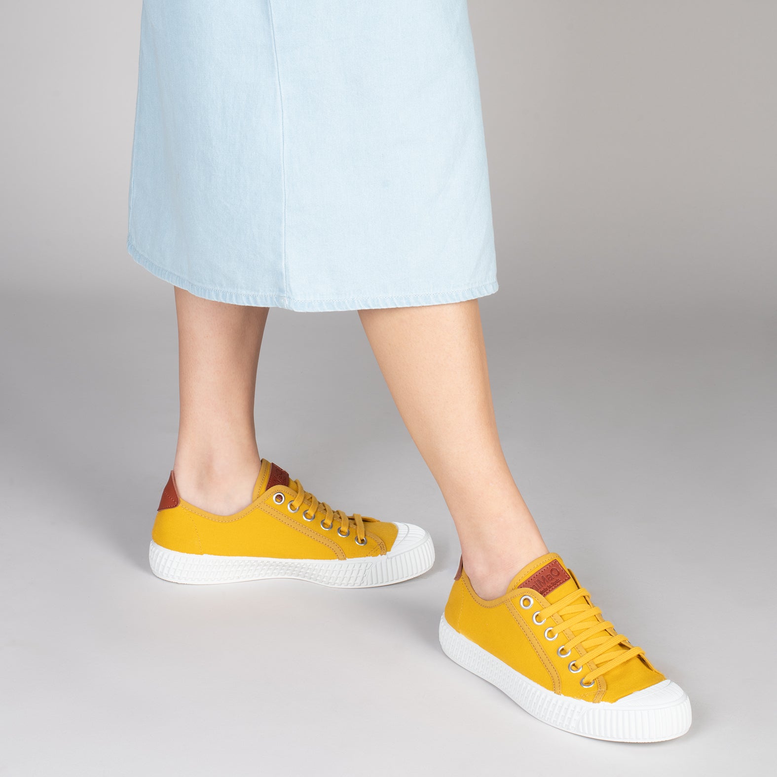 BAMBA – Zapatillas casuals de lona para mujer MOSTAZA