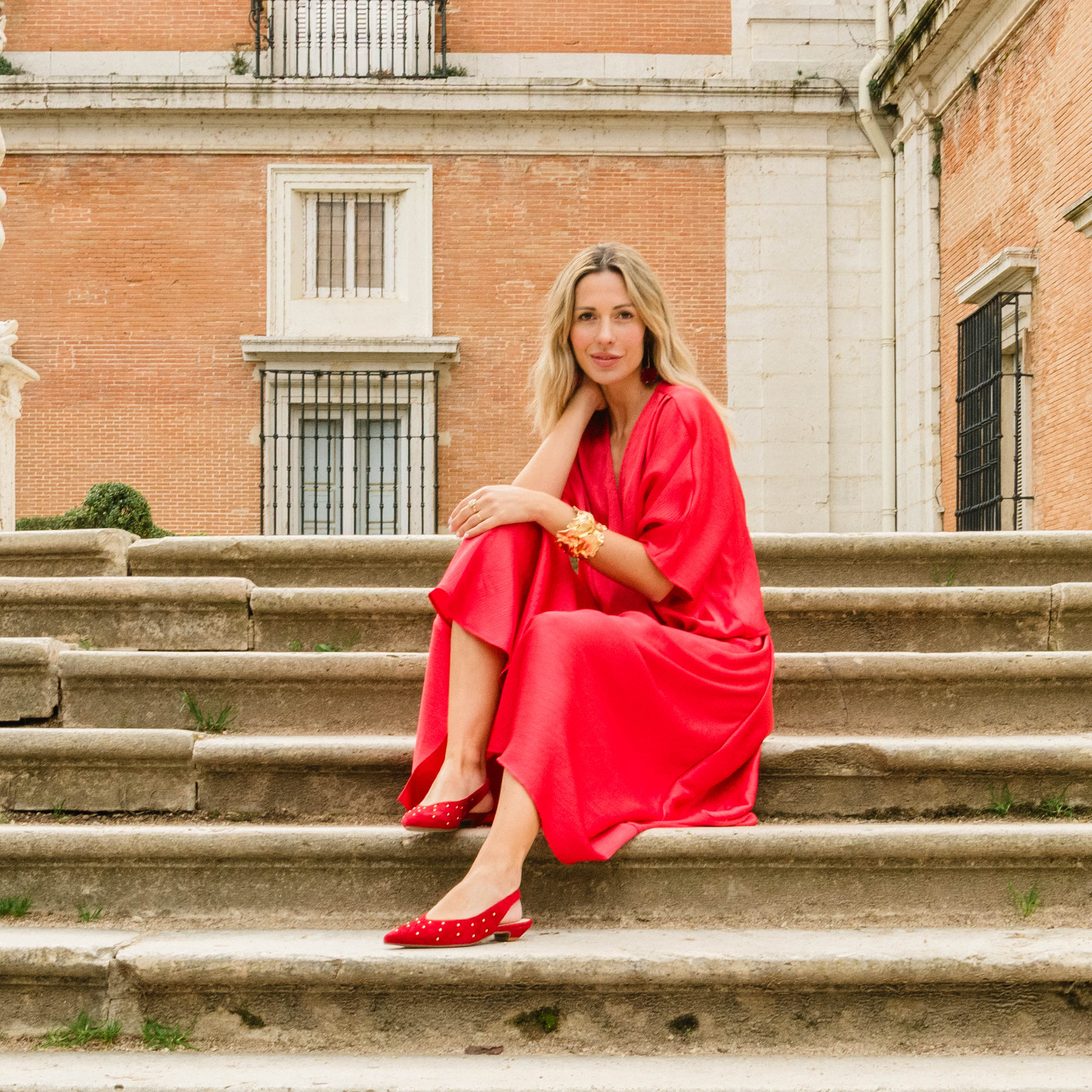 ORION – ZAPATOS BAJOS DESTALONADOS CON TACHAS ROJO - miMaO ®
