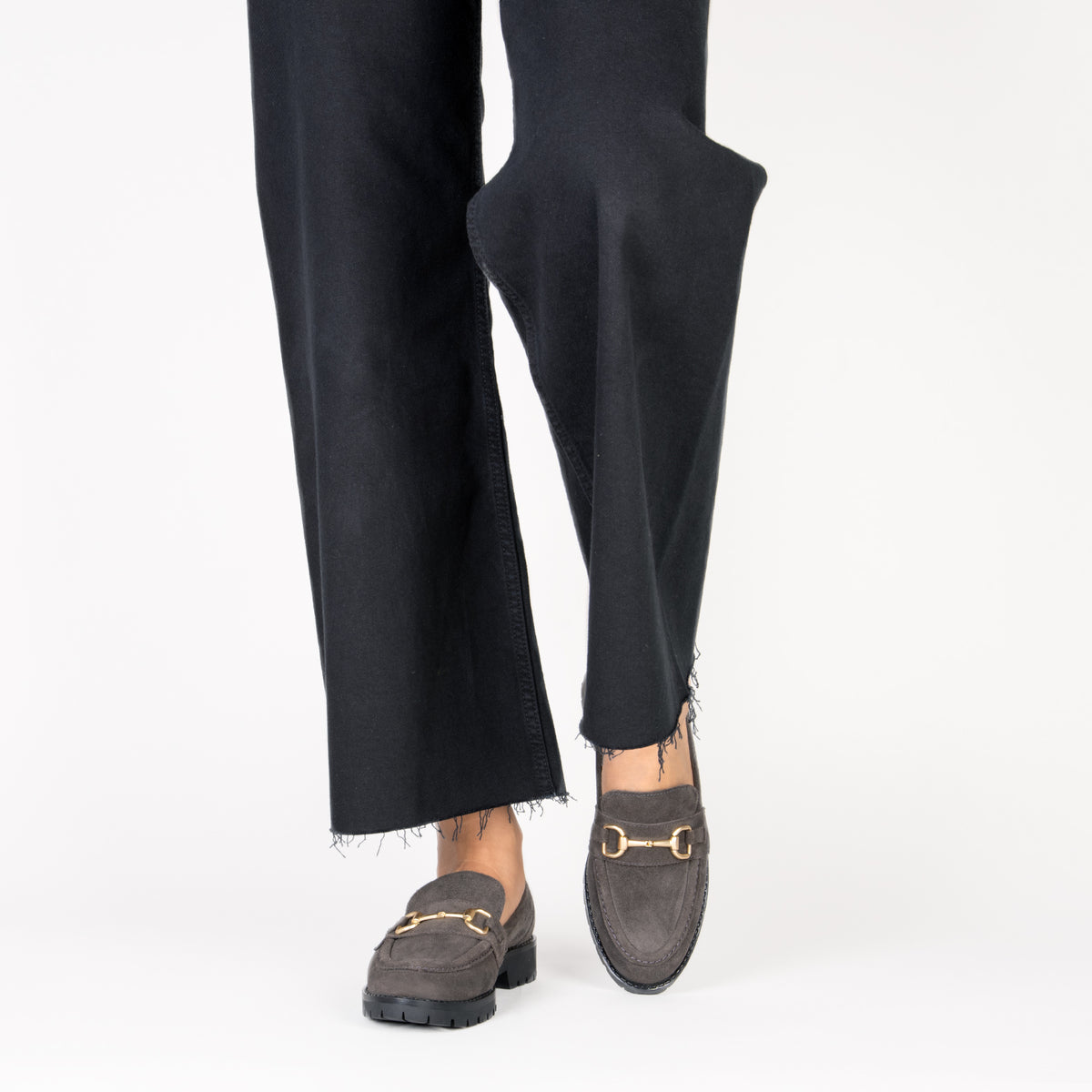 TREVILLA - Mocasín con aplique metálico GRIS - miMaO ®