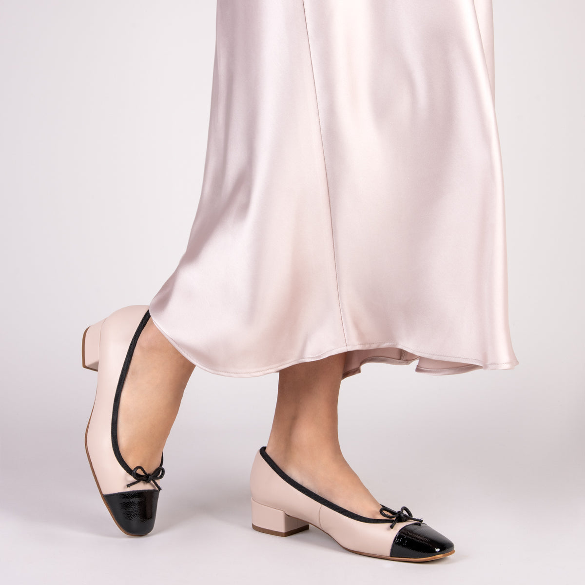 GLAMOUR – Bailarinas con tacón y puntera de charol NUDE