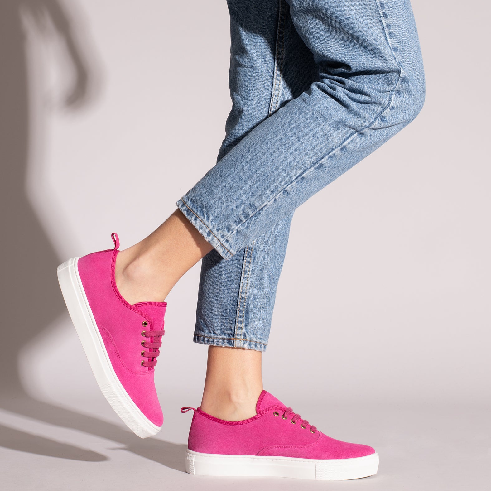 WANDER – FUCHSIA suede sneaker with platform