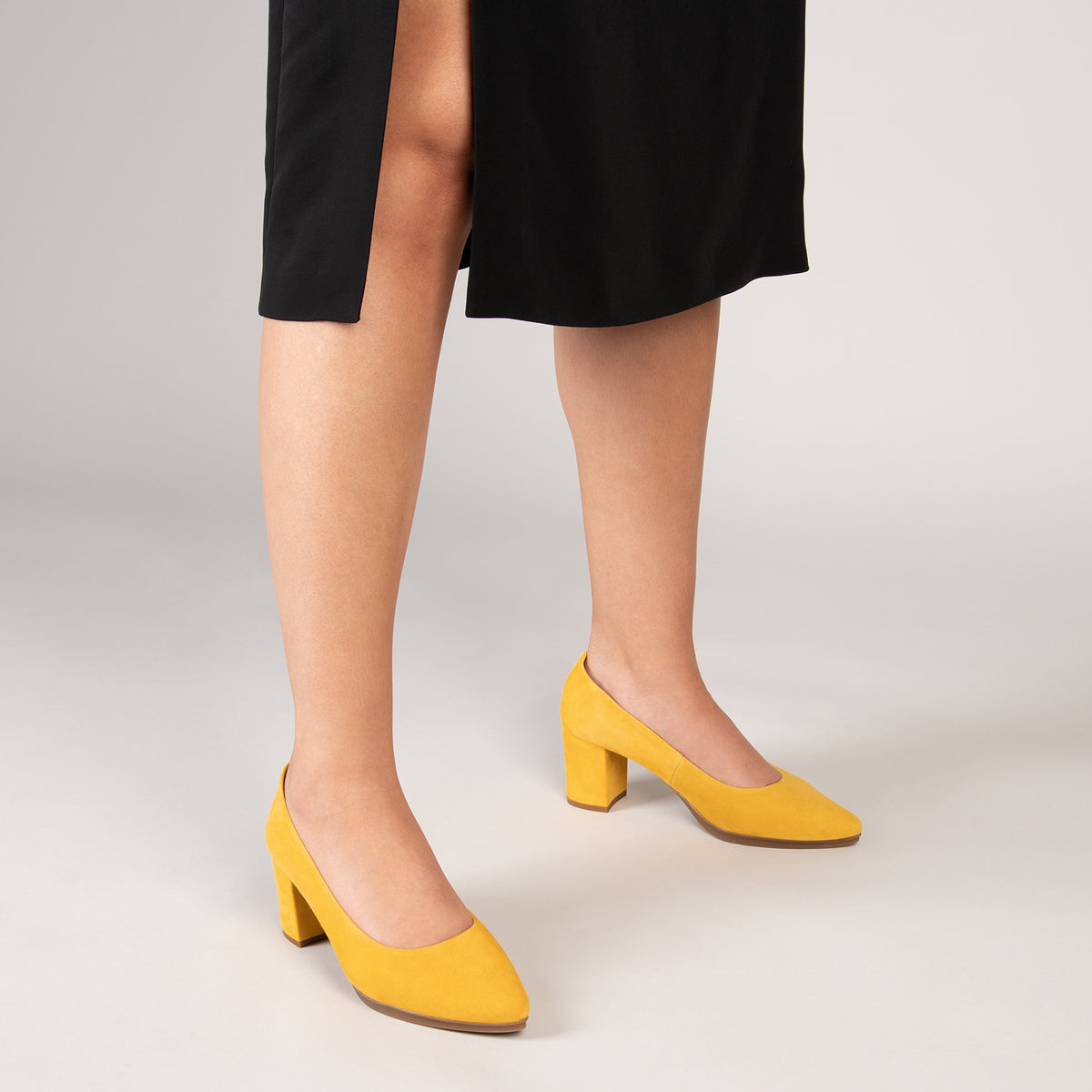 URBAN S – Zapatos de tacón medio de ante AMARILLO