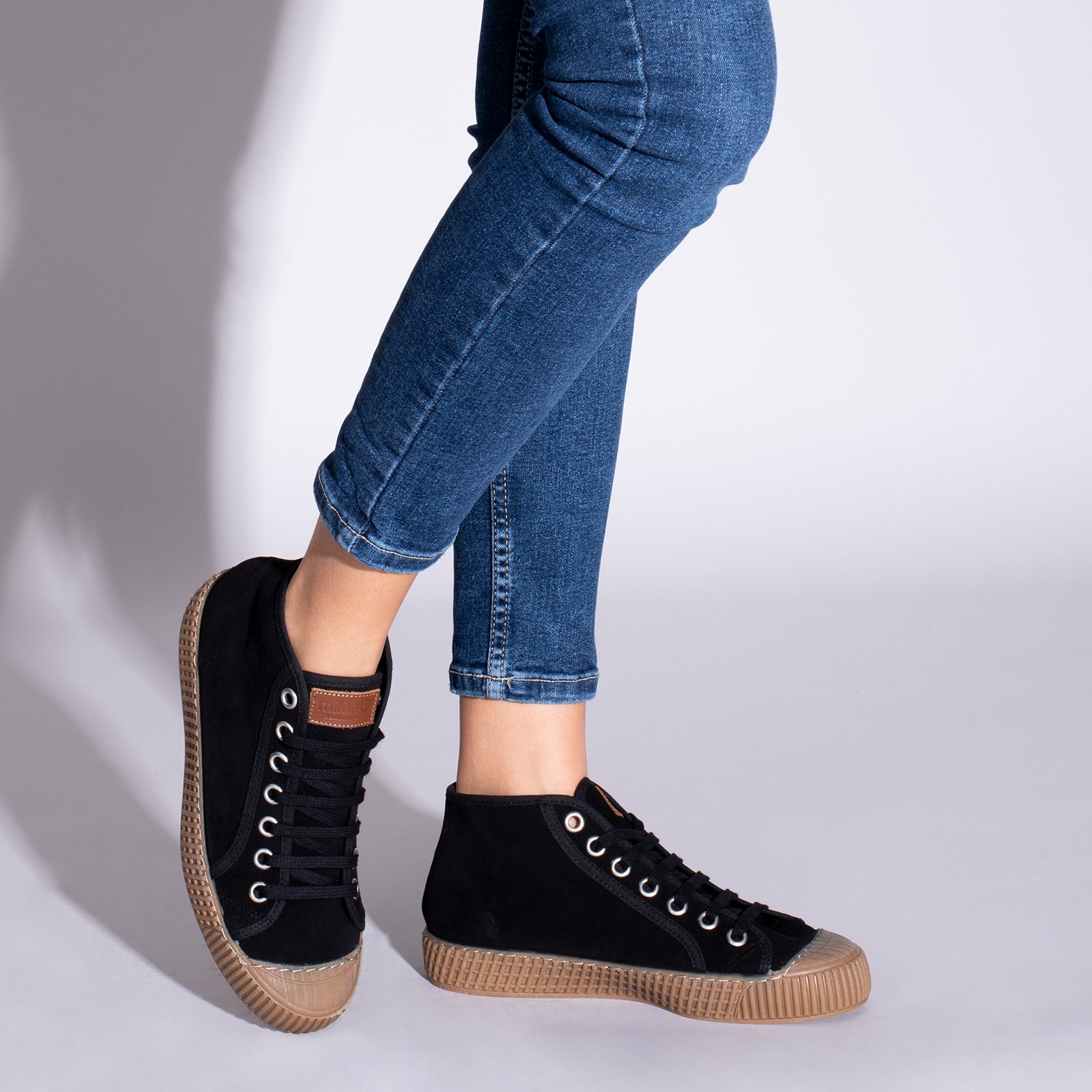 JUMP – BLACK water-repellent suede sneakers