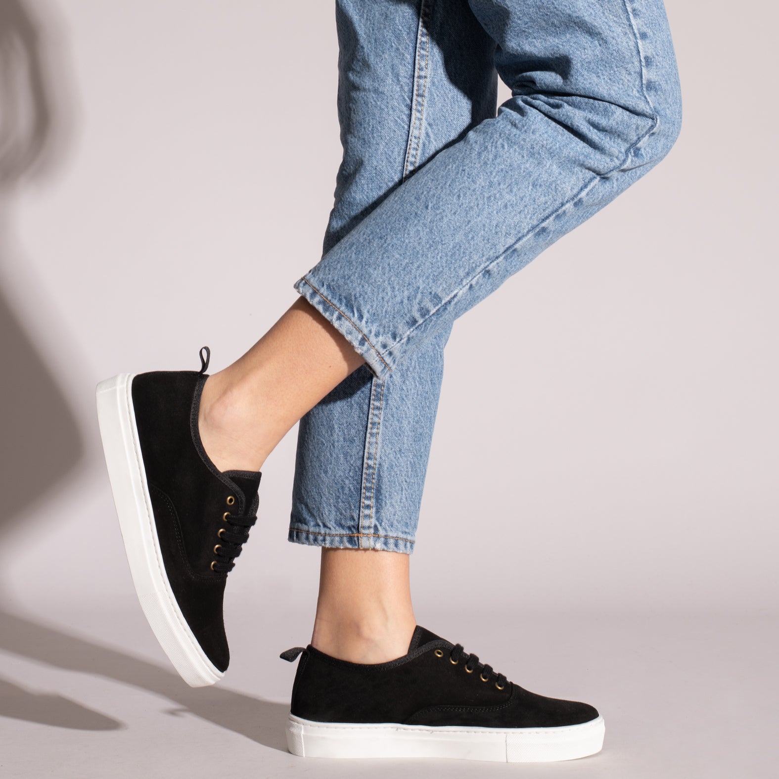 WANDER – BLACK suede sneaker with platform