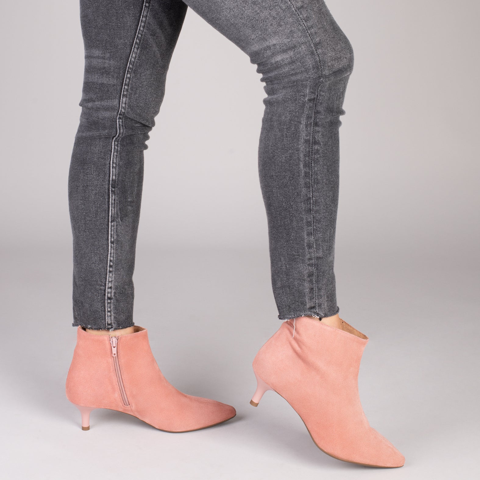 OUTFIT - Botines elegantes de tacón bajo de aguja SALMÓN - miMaO ®