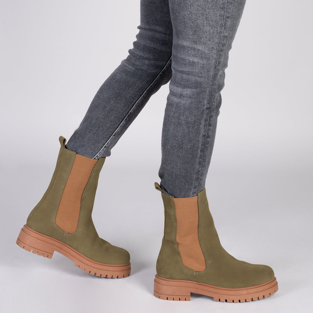 CAMBRIDGE Botines Chelsea VERDE con plataforma track