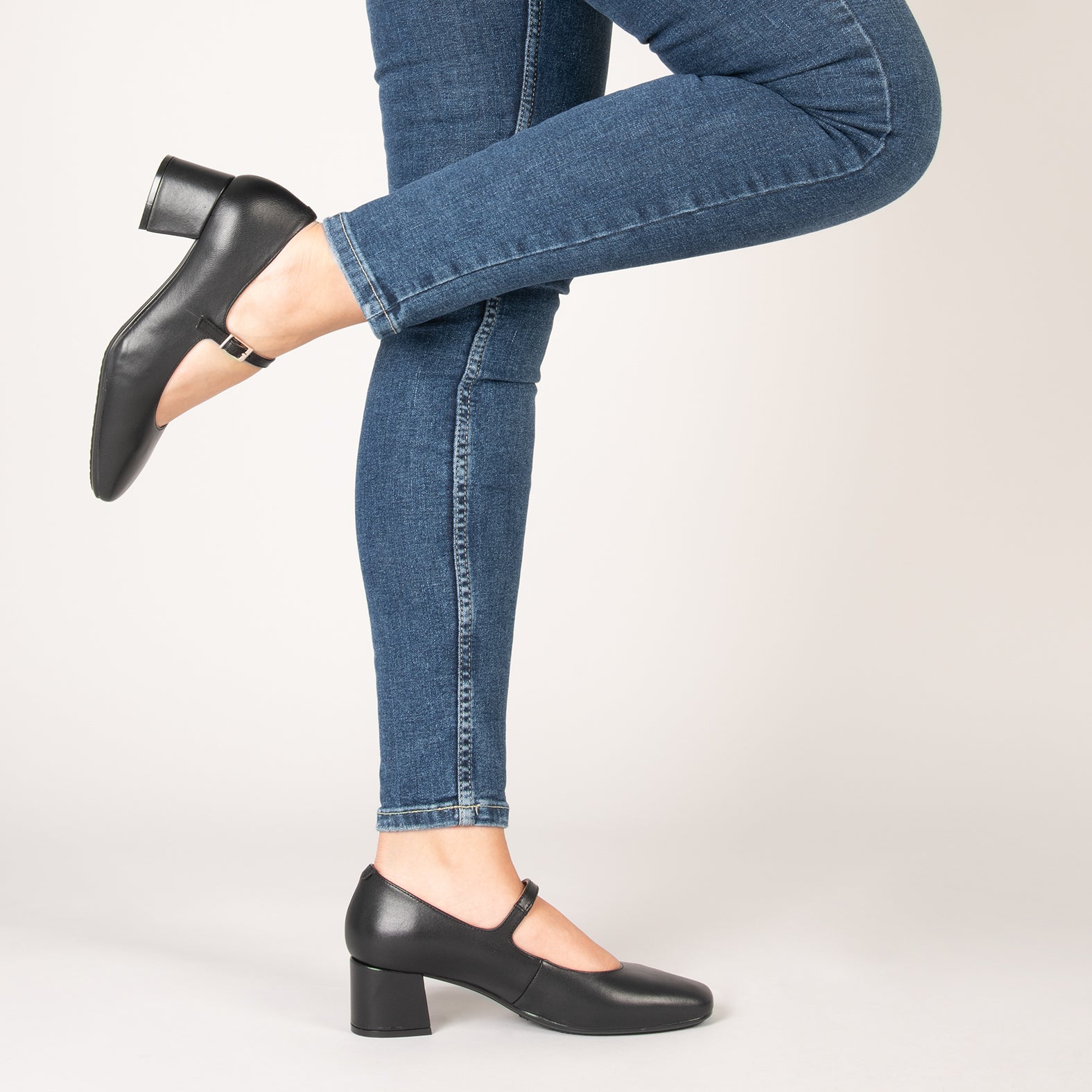 BELLA – Chaussures avec bracelet et bout carré NOIR