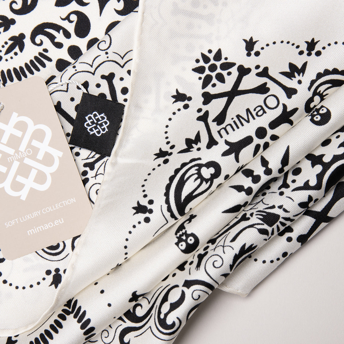 CALAVERA SCARF - 100% silk scarf with a beige print