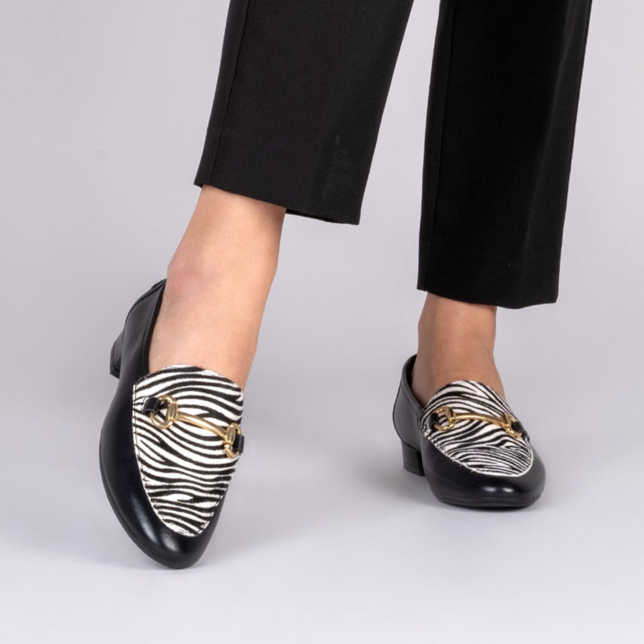 STYLE SAUVAGE - Mocasín tacón bajo CEBRA - miMaO ®
