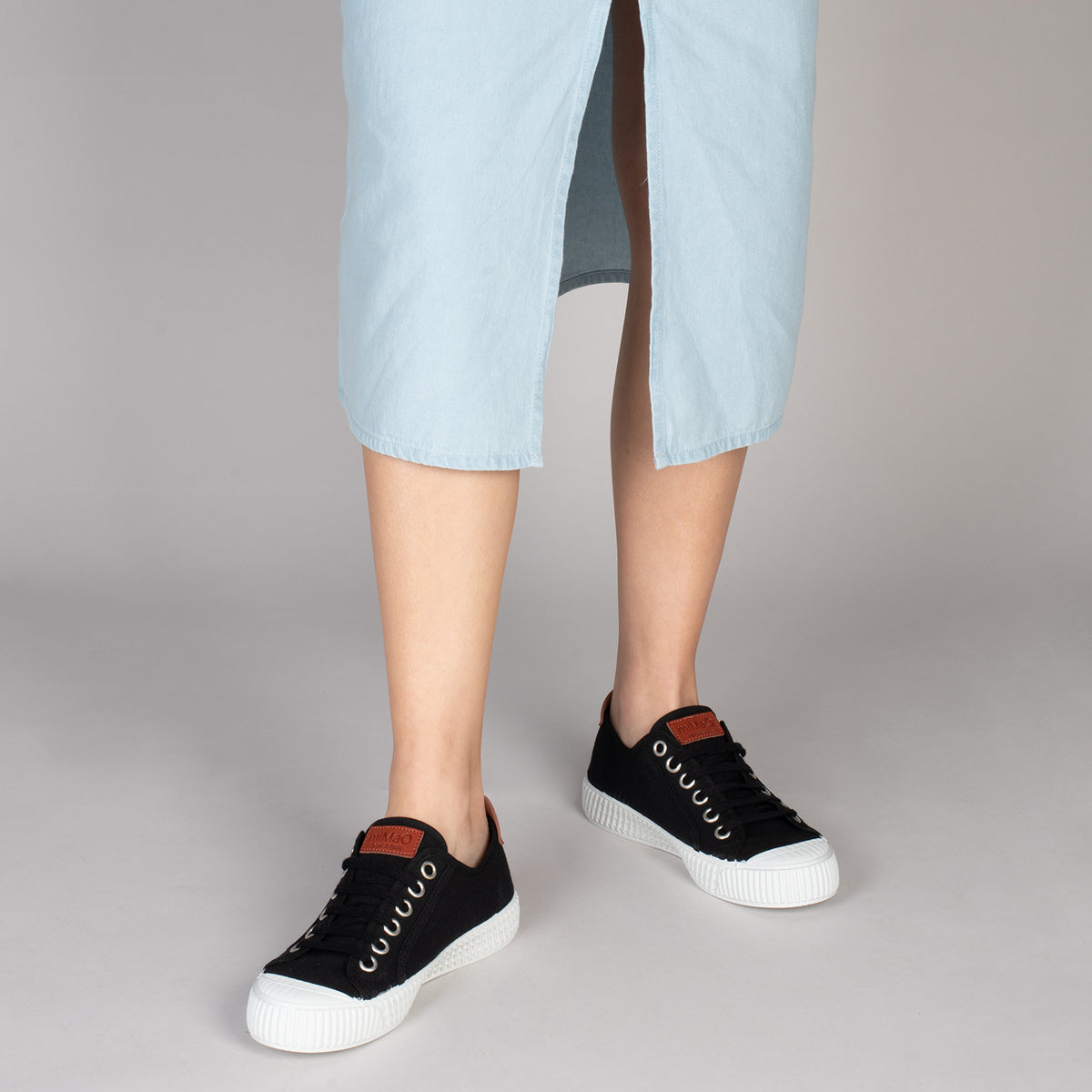 BAMBA – Zapatillas casuals de lona para mujer NEGRO