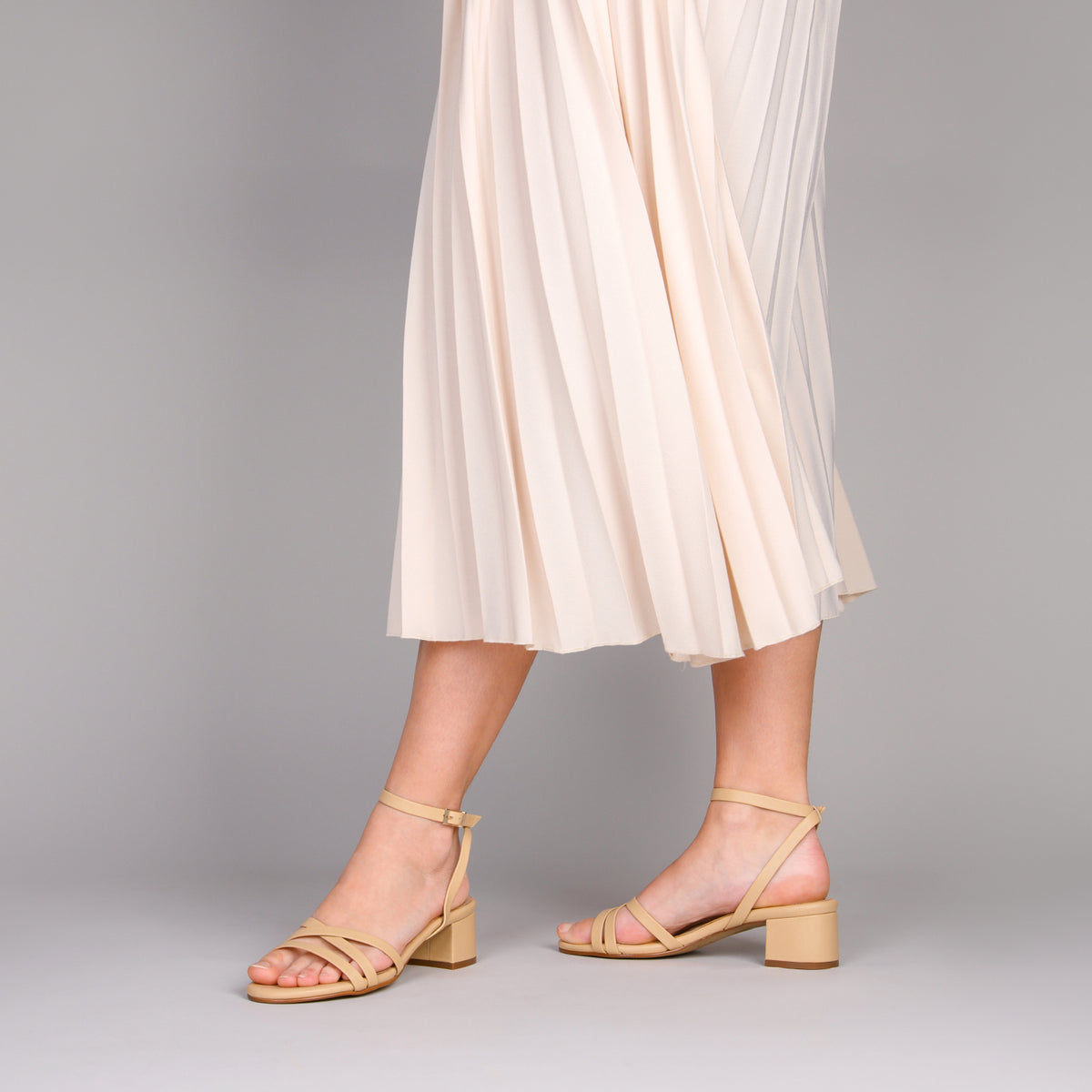 VIENA – BEIGE SANDAL WITH THIN STRAPS AND LOW HEEL
