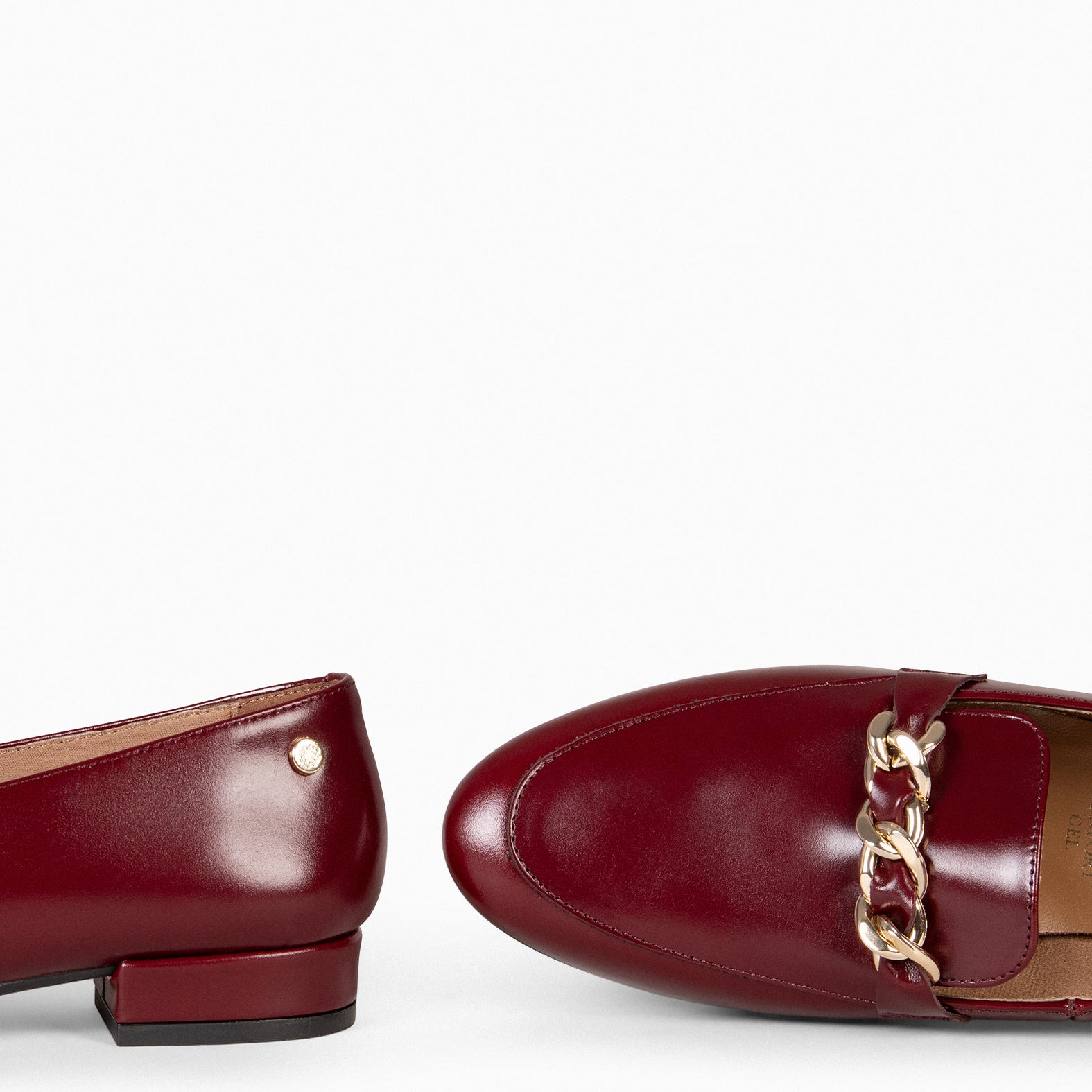 CHAIN - Mocasines planos con adorno metalizado BURDEOS - miMaO ®