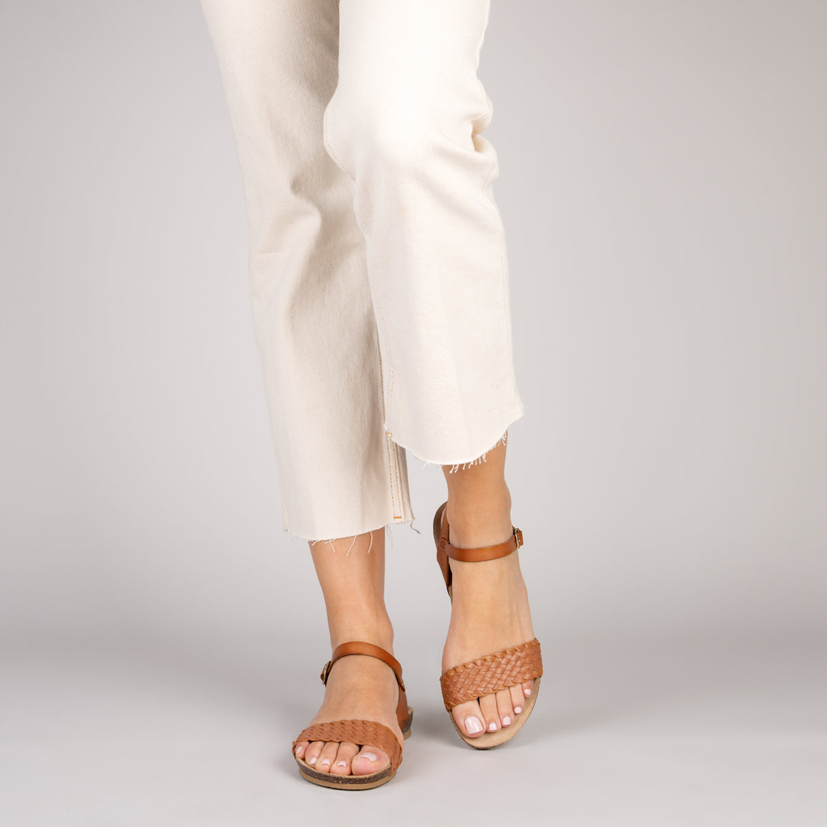 AIRE - Sandalias Planas BIO tira Trenzada CAMEL