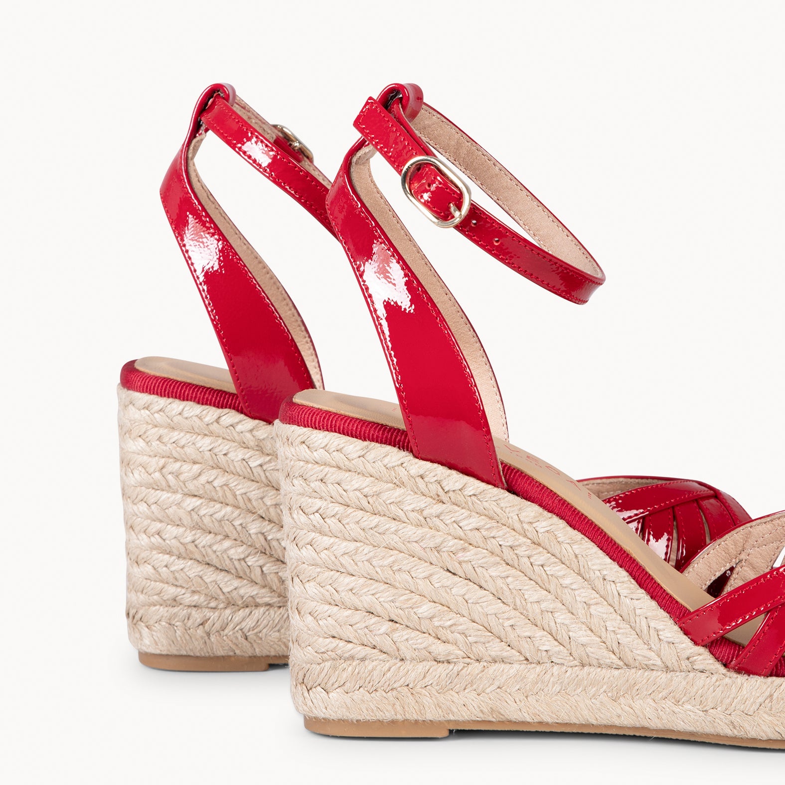 ISABEL - SANDALIAS ROJAS DE TIRAS CRUZADAS CON CUÑA