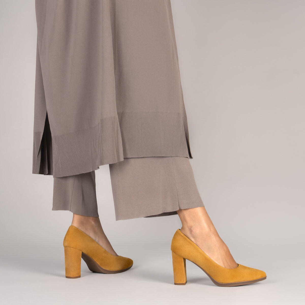URBAN – Zapatos de tacón alto de ante MIEL