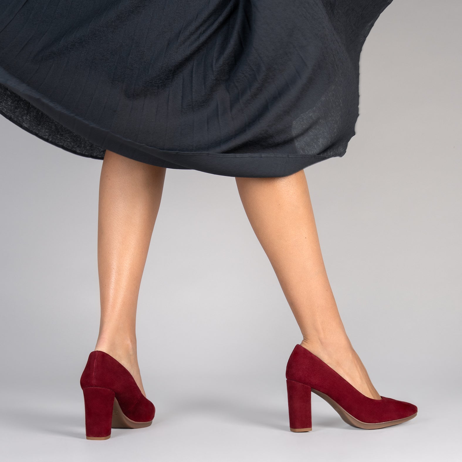 URBAN - Zapatos de tacón alto de ante en BURDEOS - miMaO ®