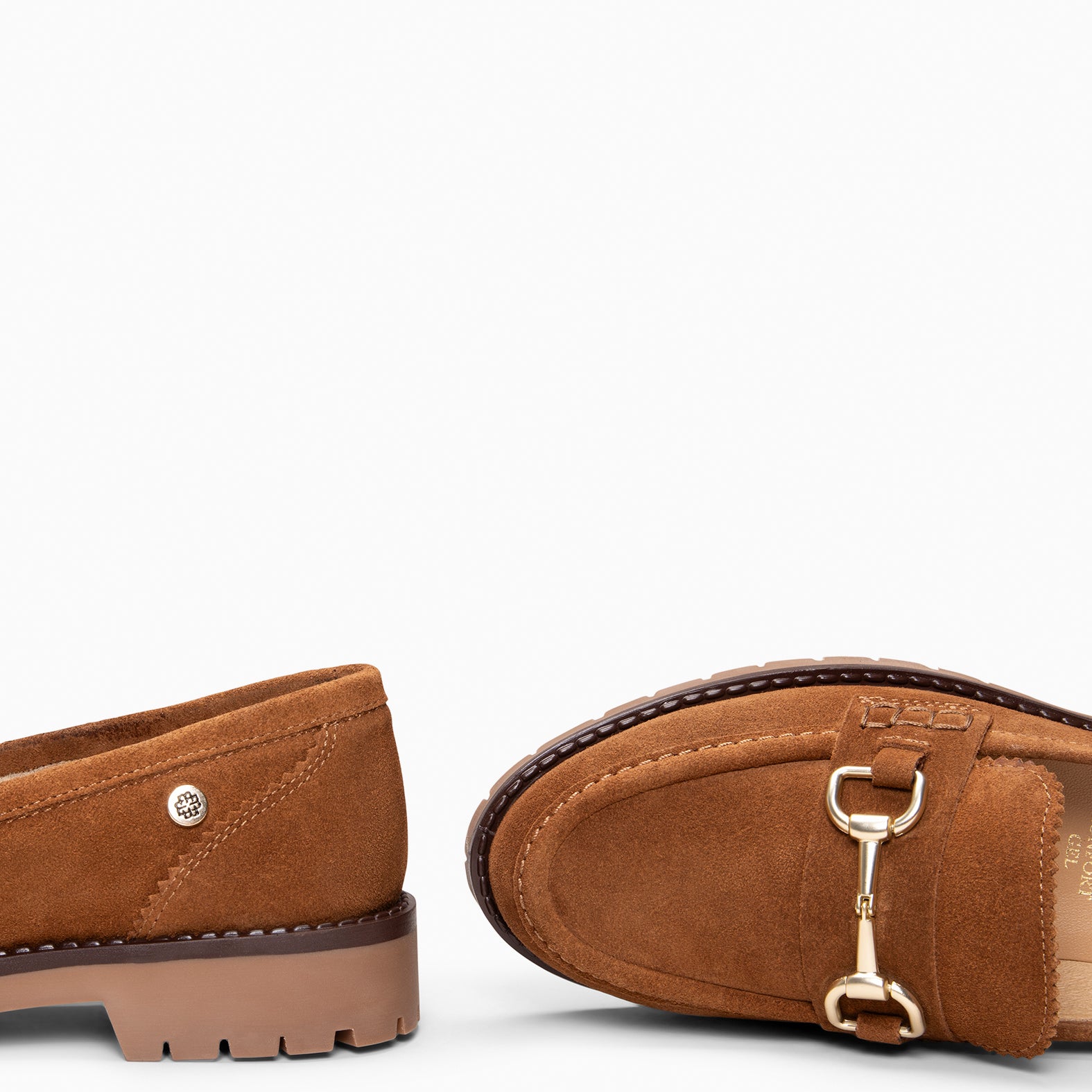 TREVILLA - Mocasín con aplique metálico CAMEL - miMaO ®