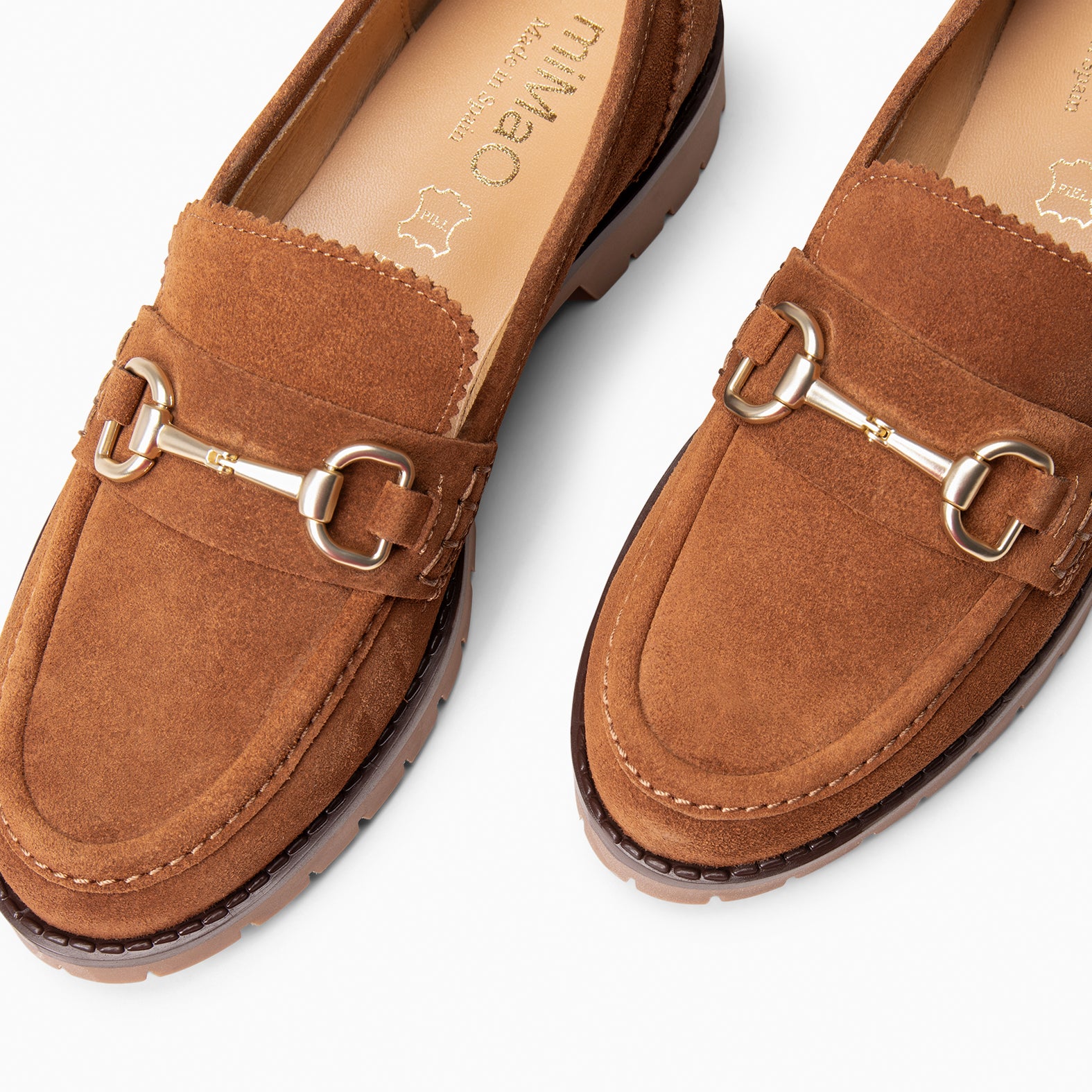TREVILLA - Mocasín con aplique metálico CAMEL - miMaO ®
