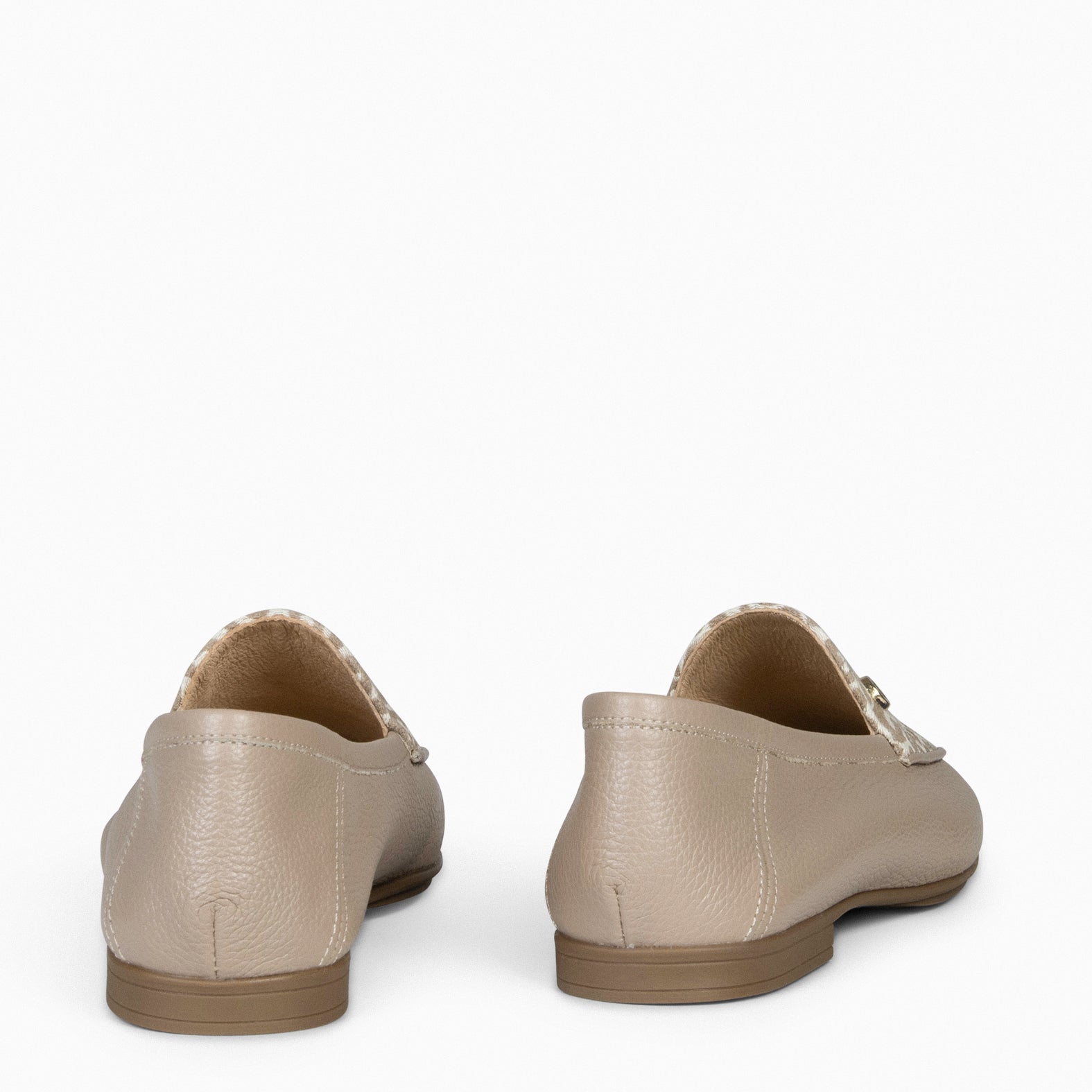 STYLE SAUVAGE - Mocasín tacón bajo TAUPE