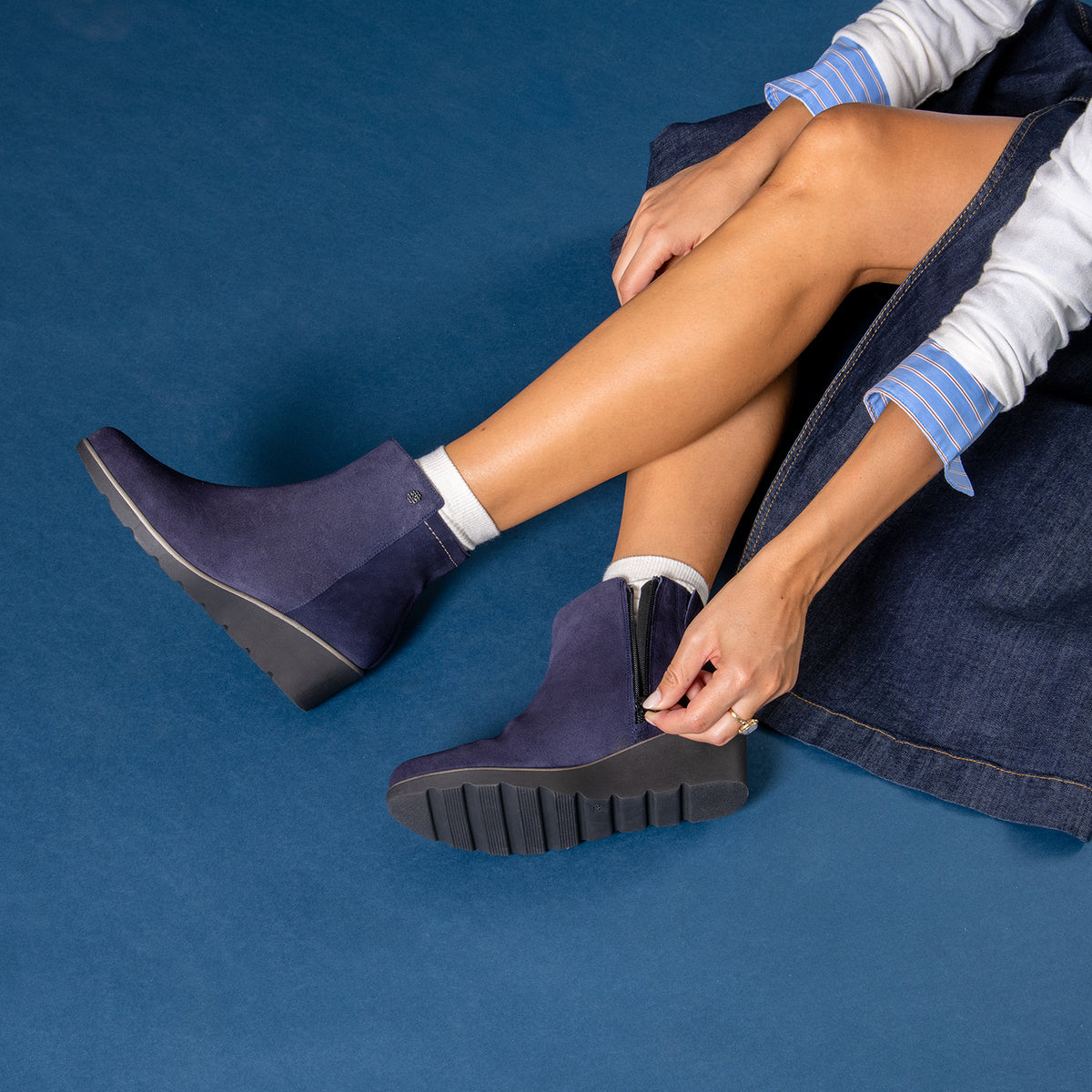 LULEA - NAVY Water-repellent suede wedge ankle boots