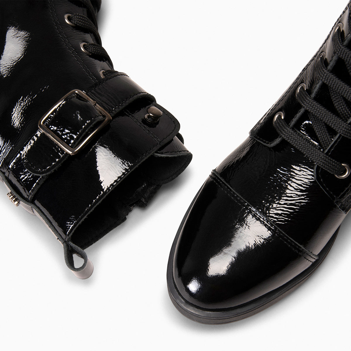 BELFAST – Botines con cordones de piel de charol NEGRO